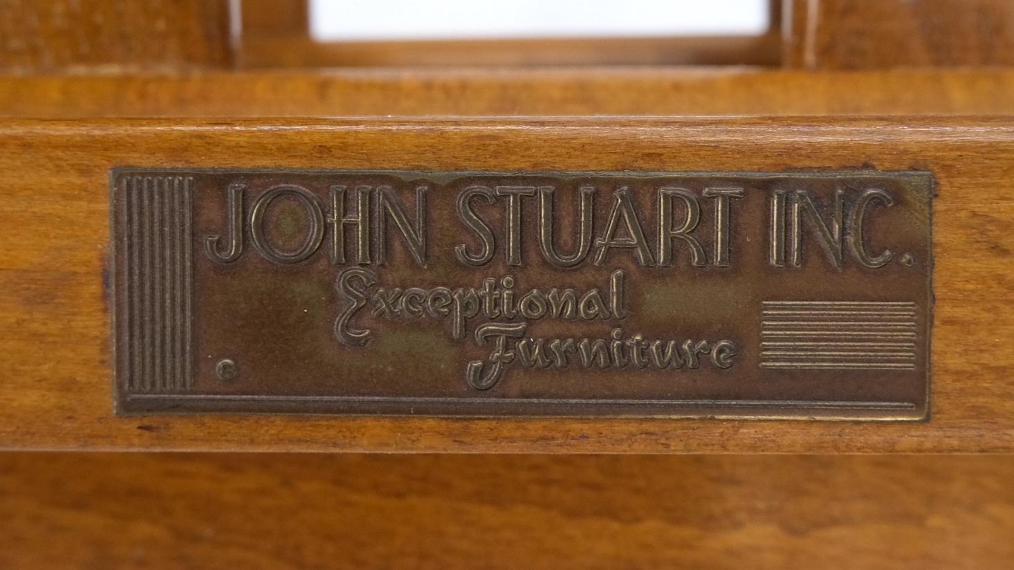 20ième siècle John Stuart fauteuil de salon danois moderne du milieu du siècle dernier en teck rembourré à motifs à carreaux en vente