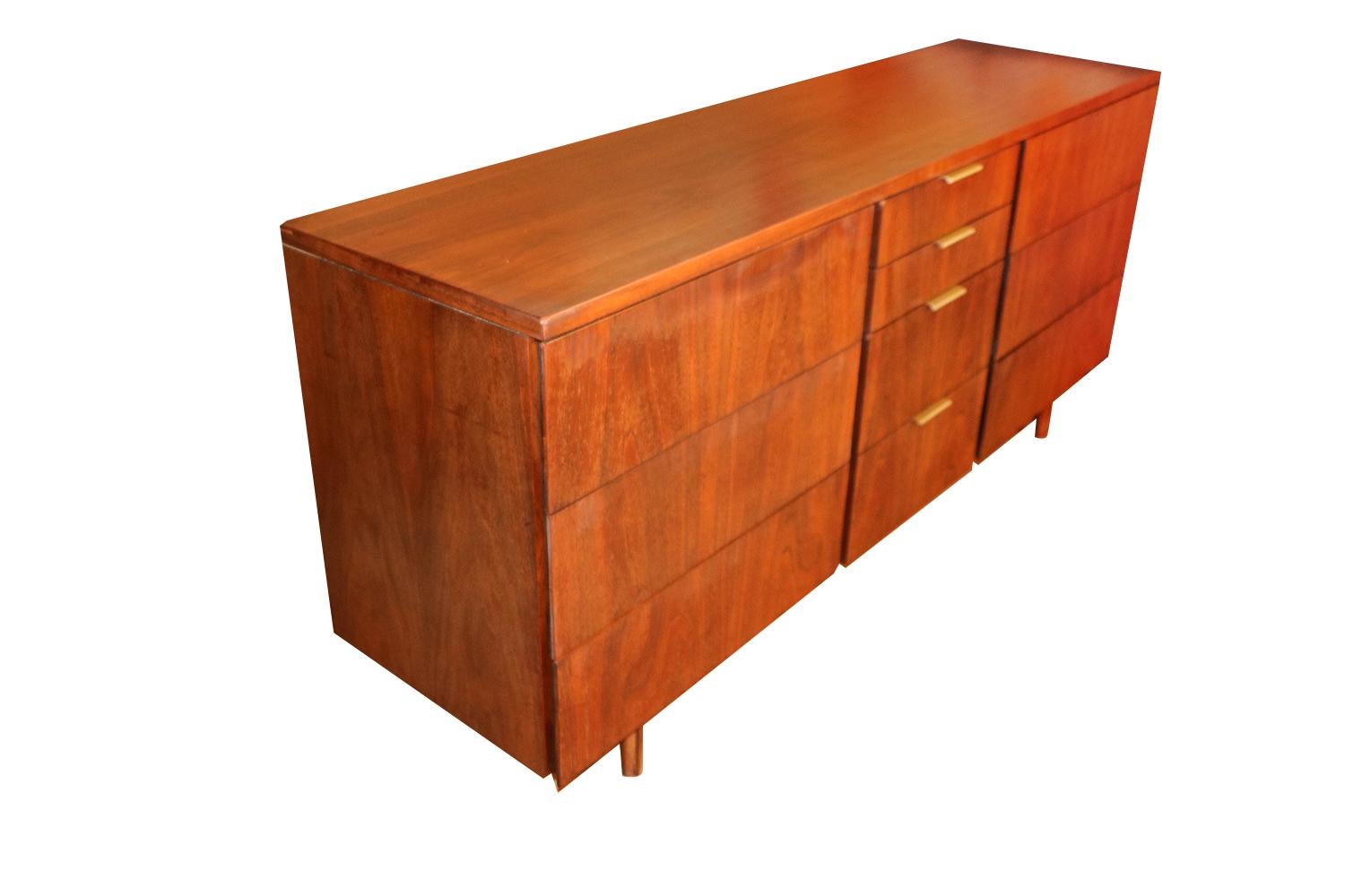 Absolutely stunning Mid-Century Modern dresser designed by John Stuart for Johnson Furniture Co. in the United States, circa 1960s. Pure style and sophistication, featuring a rectangular top over a center column of four drawers with original