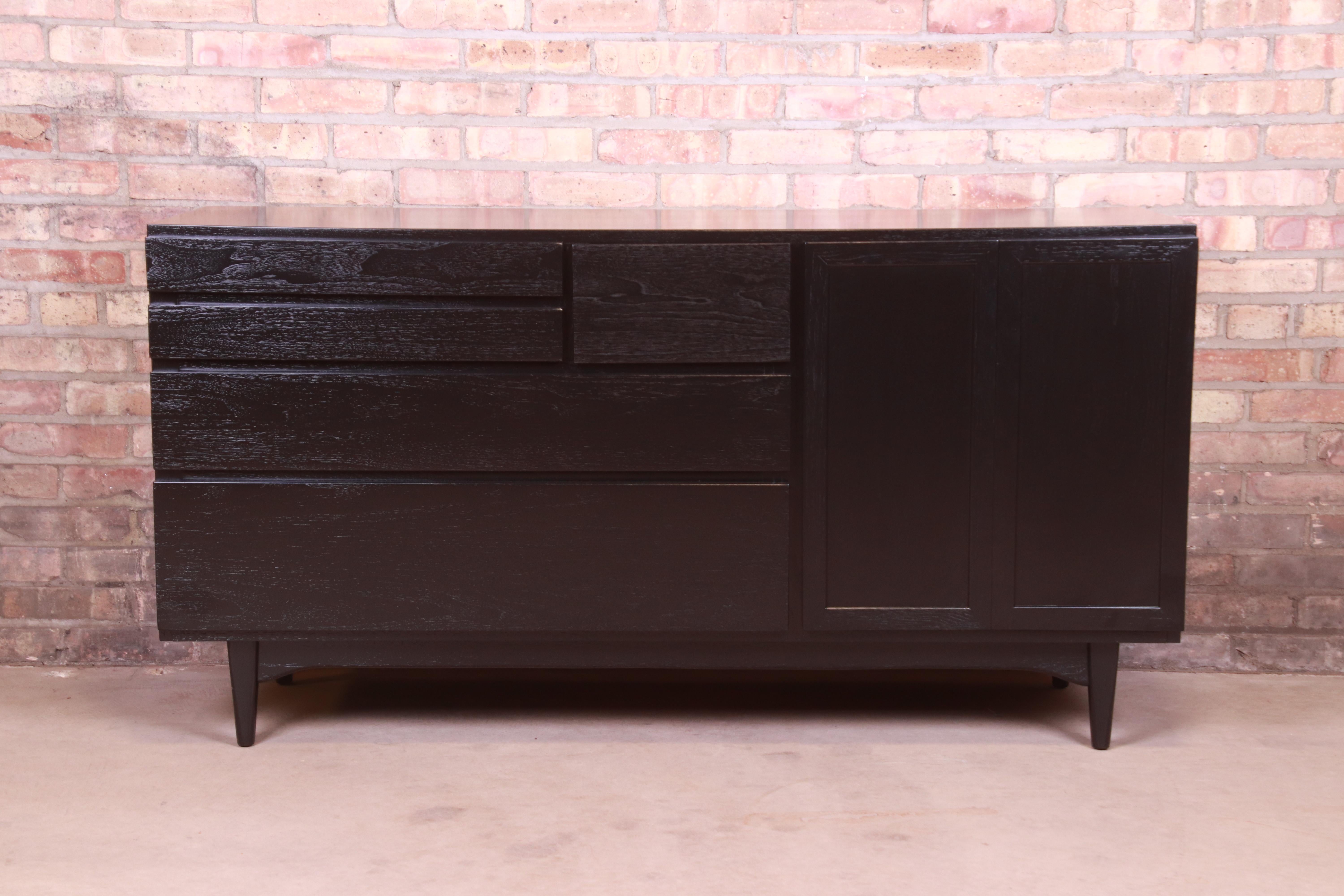 A gorgeous Mid-Century Modern dresser, credenza, or sideboard server

In the manner of Gio Ponti

By John Stuart

USA, 1950s

Black lacquered walnut, with brass hinges.

Measures: 57.63