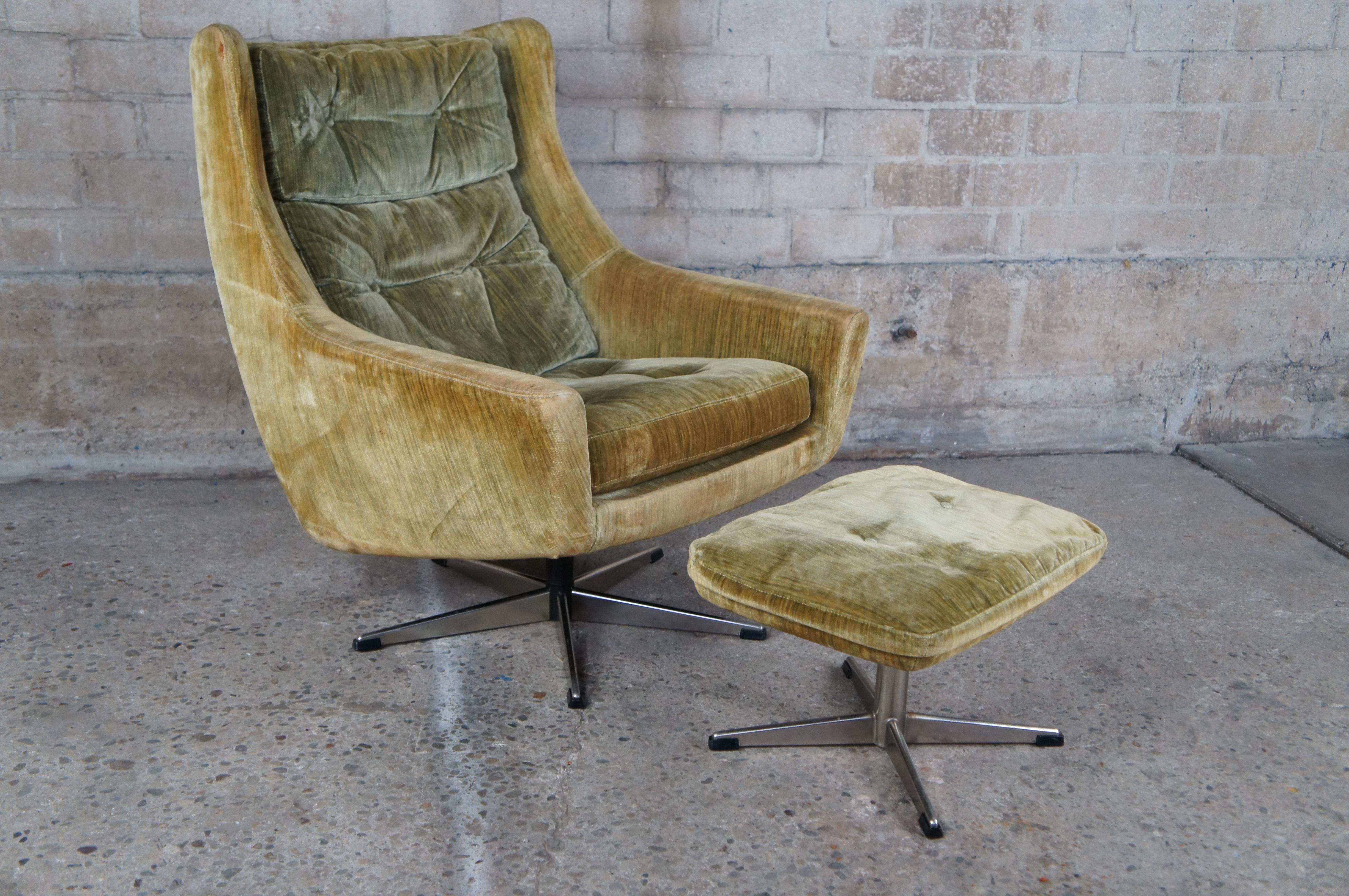 John Stuart Mid Century Modern Danish Wingback Club Lounge Armchairs & Ottoman In Good Condition In Dayton, OH