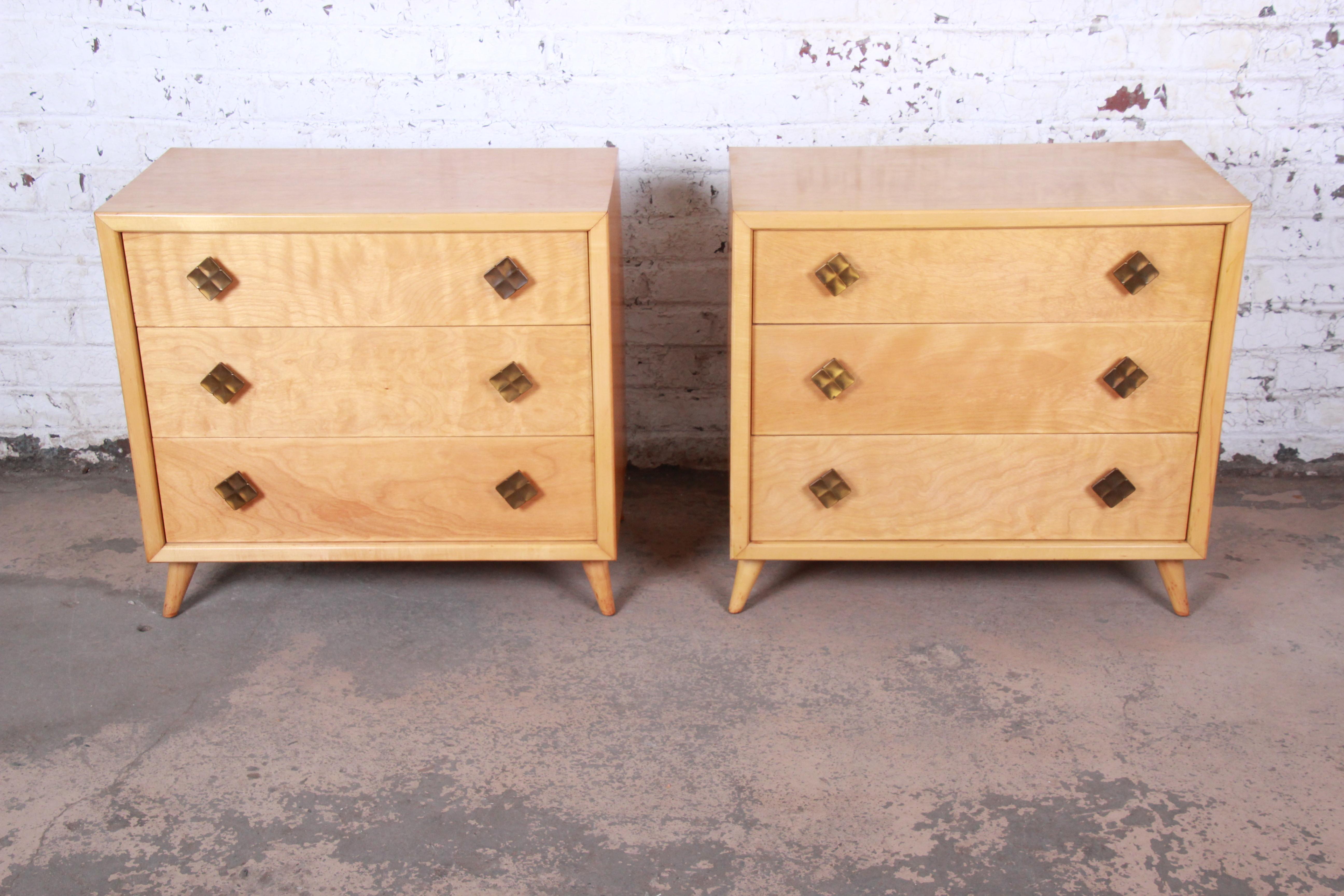 An exceptional pair of Mid-Century Modern three-drawer bachelor chests or bedside tables

By John Stuart

USA, circa 1950s

Birch and brass

Measures: 34