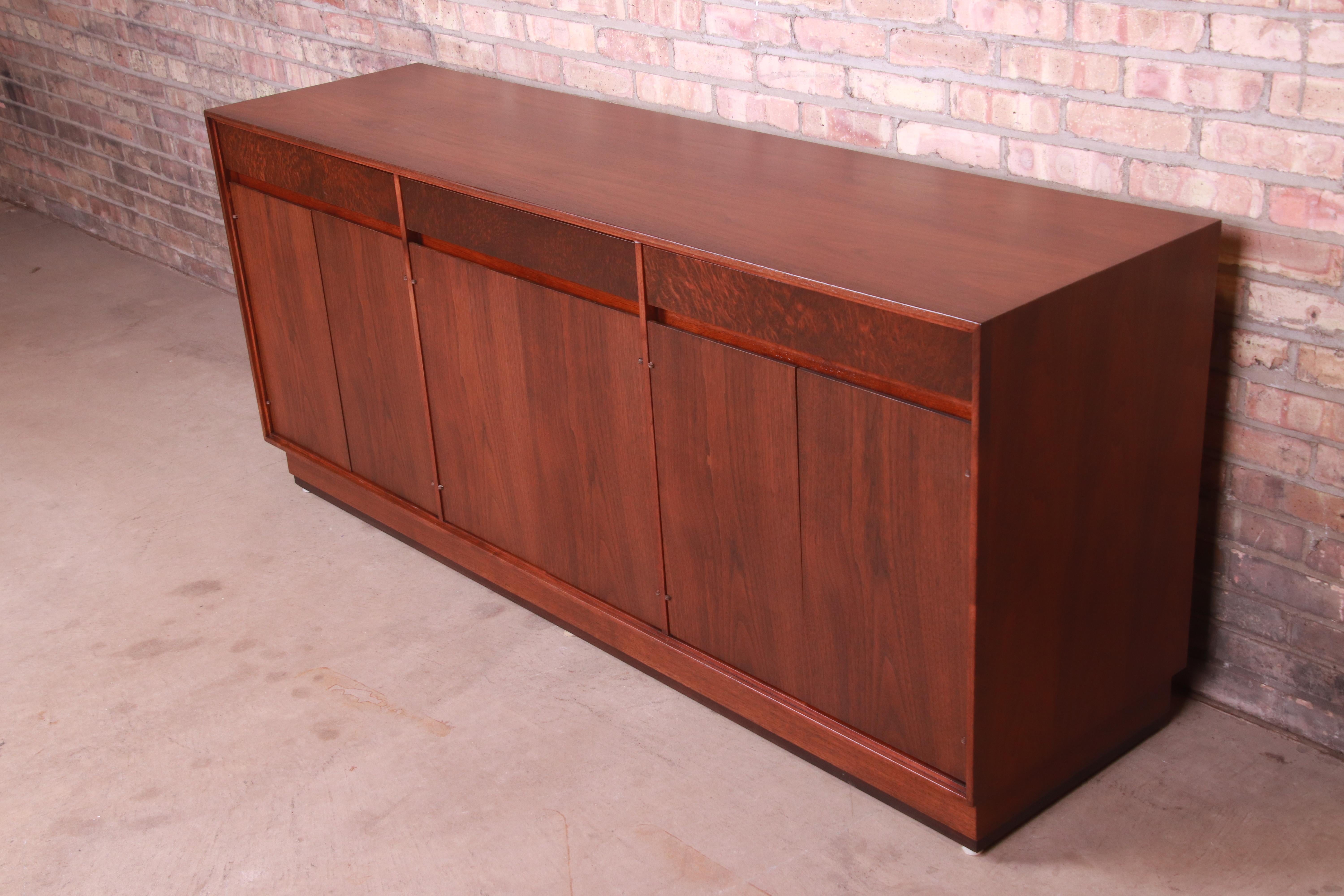 A gorgeous mid-century modern sideboard, credenza, or bar server

By John Stuart for Mount Airy

USA, 1950s

Black walnut, with burled walnut drawer fronts.

Measures: 72
