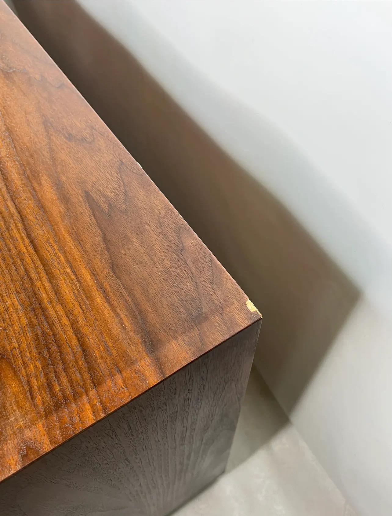 John Stuart Mid-Century Modern Walnut and Burl Wood Sideboard Credenza In Good Condition For Sale In Esperance, NY