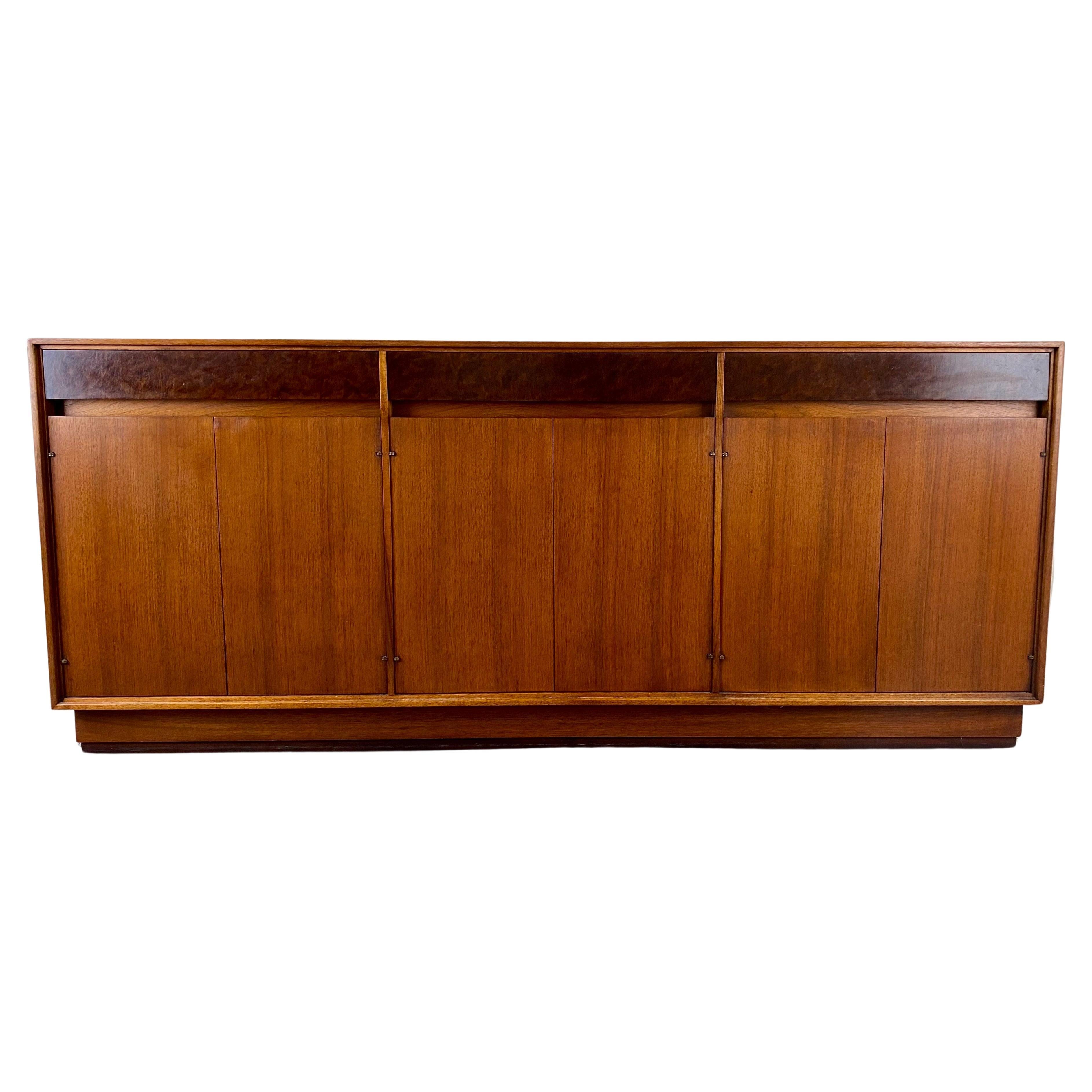 John Stuart Mid-Century Modern Sideboard Credenza en noyer et bois de ronce en vente