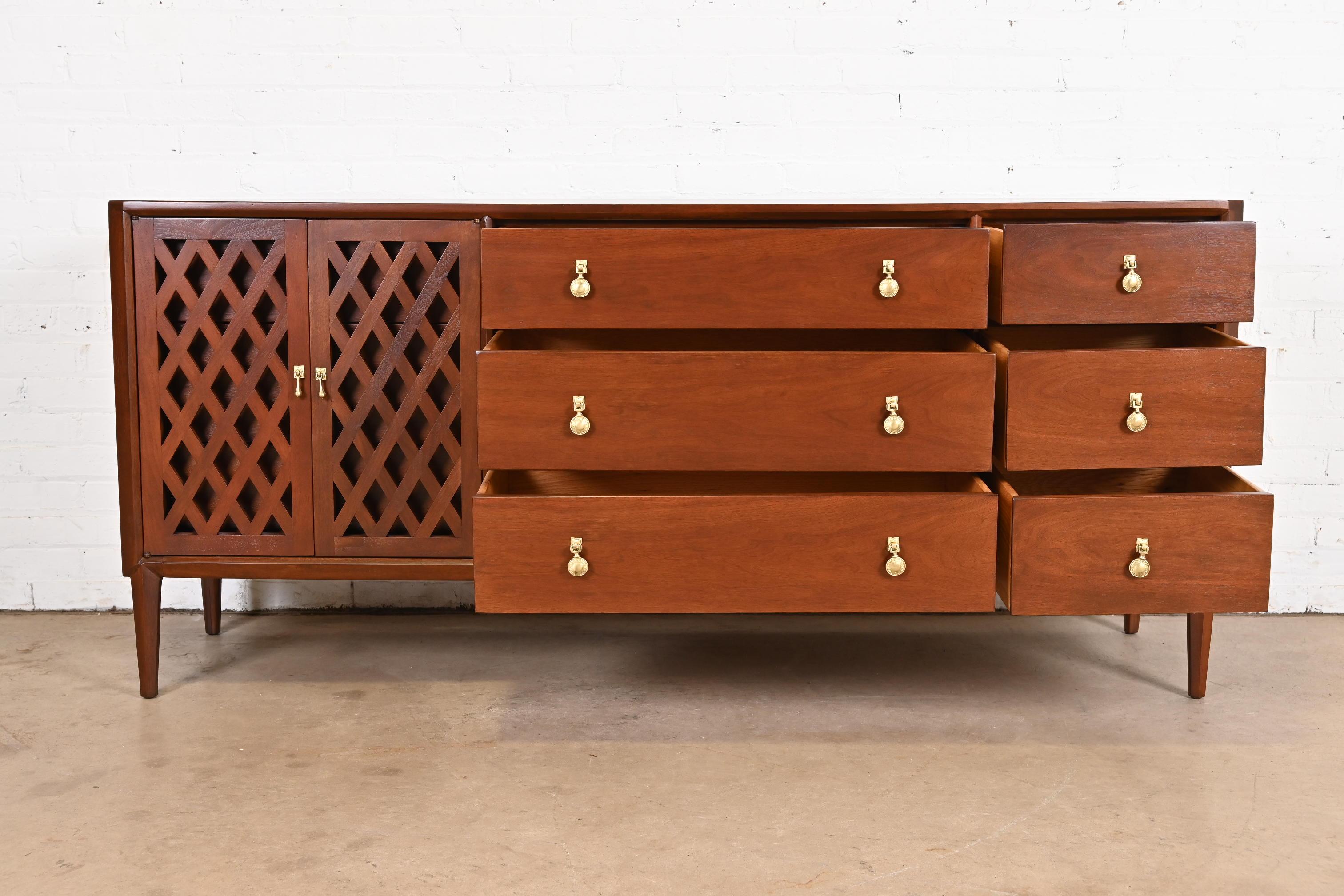 John Stuart Mid-Century Modern Walnut Dresser or Credenza, Newly Refinished For Sale 4