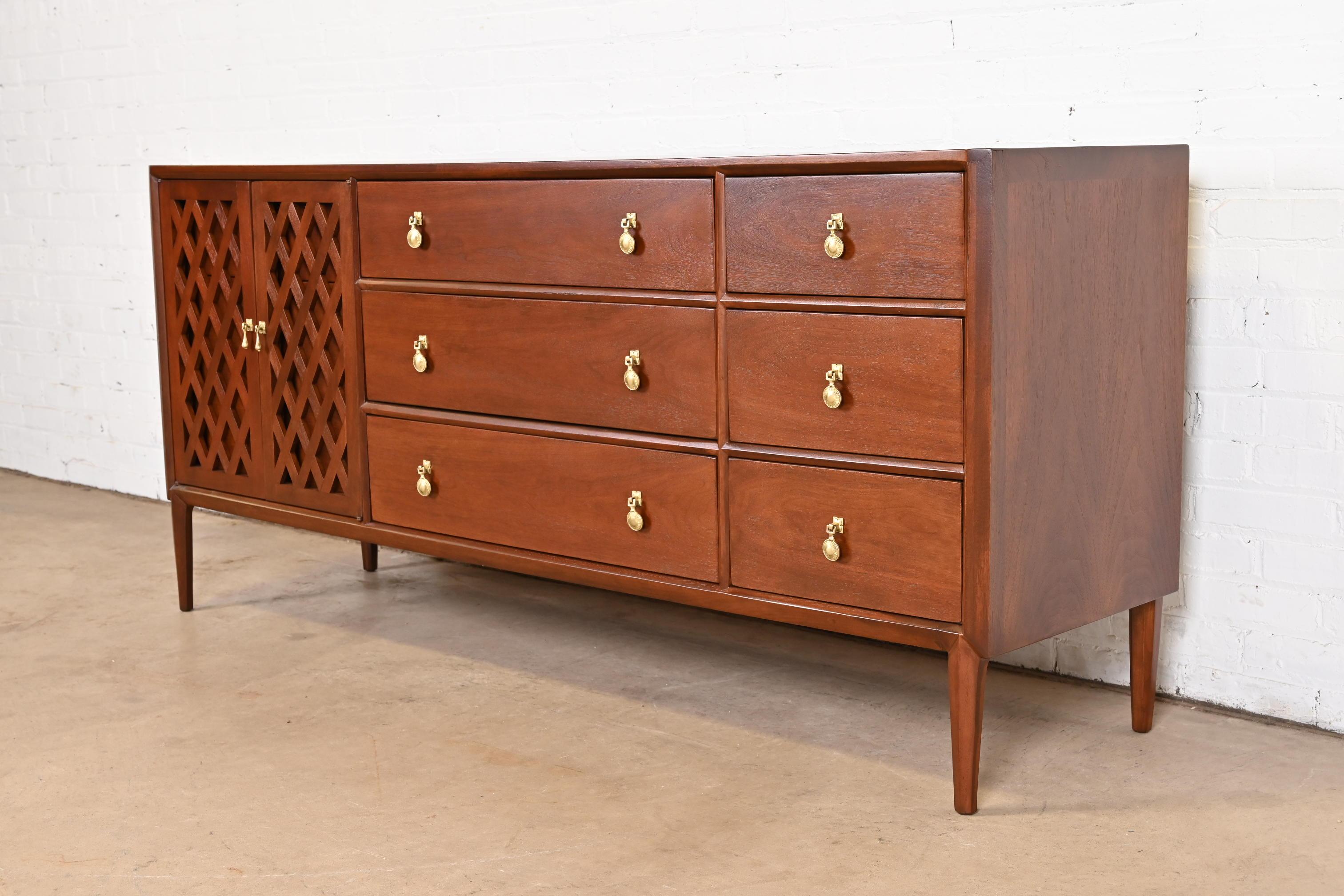 John Stuart Mid-Century Modern Walnut Dresser or Credenza, Newly Refinished In Good Condition For Sale In South Bend, IN