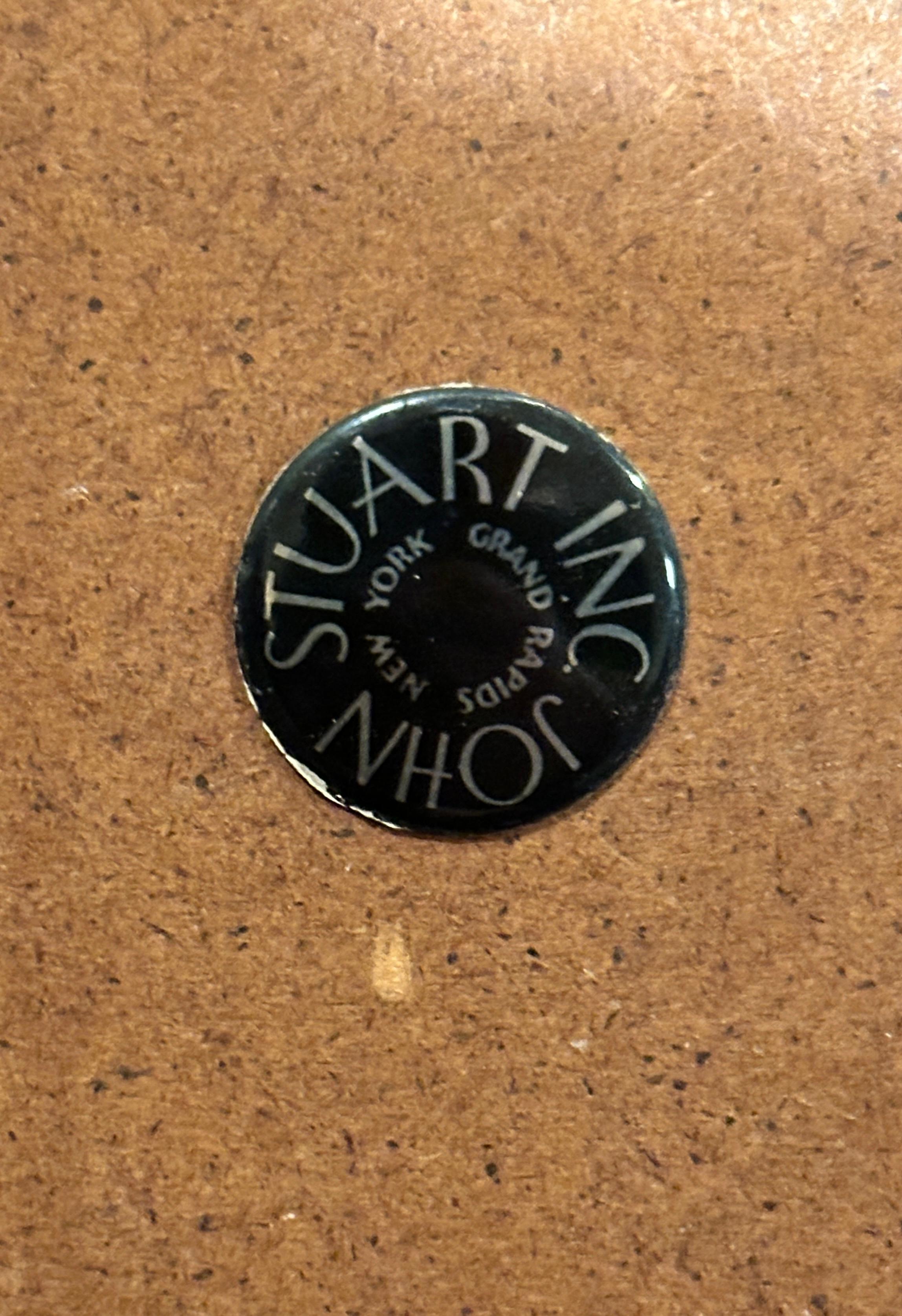 XX secolo Specchio in noce di John Stuarts, metà del secolo scorso. in vendita