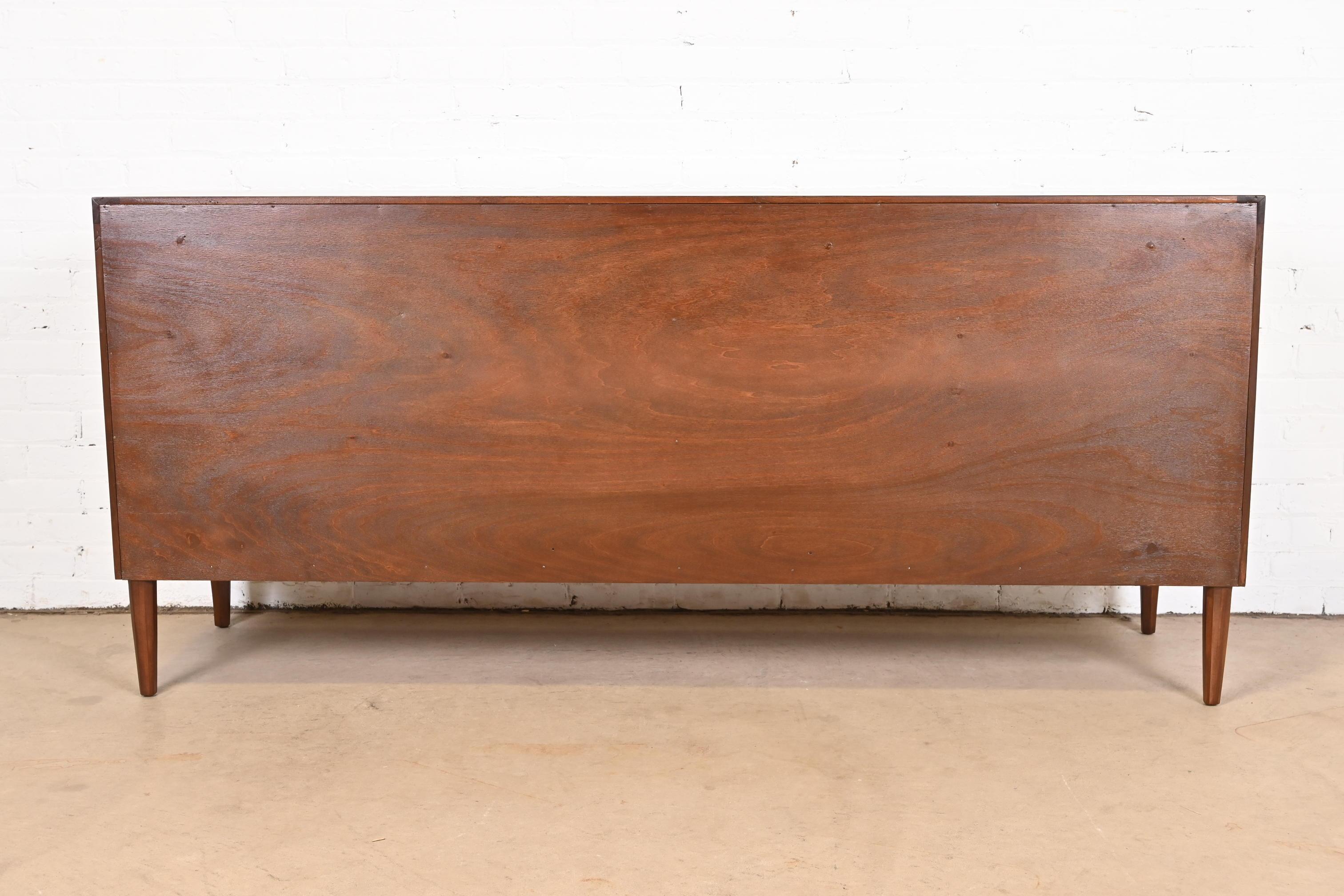 John Stuarts, comò triplo o credenza in legno di noce di metà secolo, rifinito in vendita 6