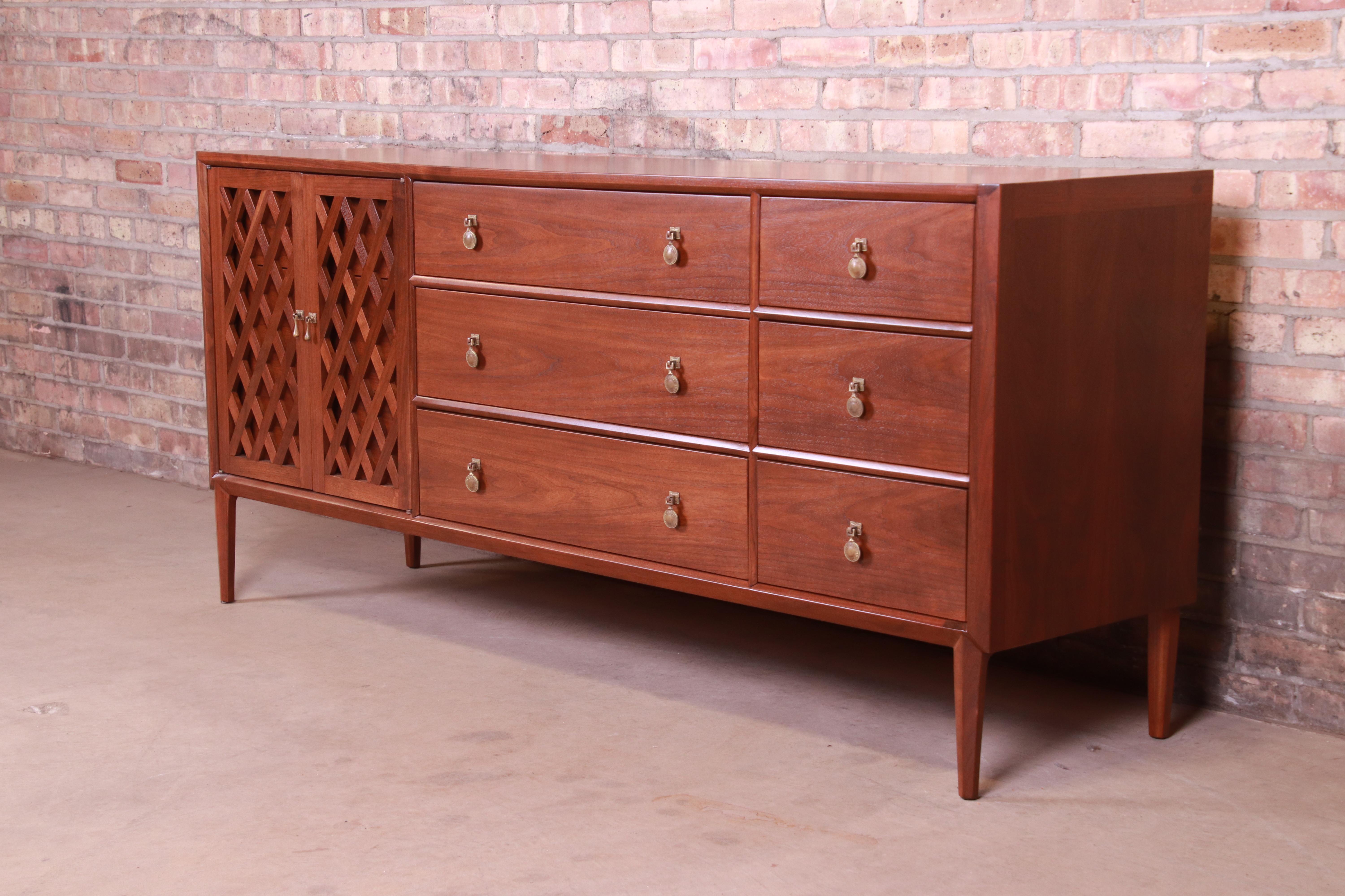 An exceptional Mid-Century Modern long dresser or credenza

By John Stuart for Mount Airy 