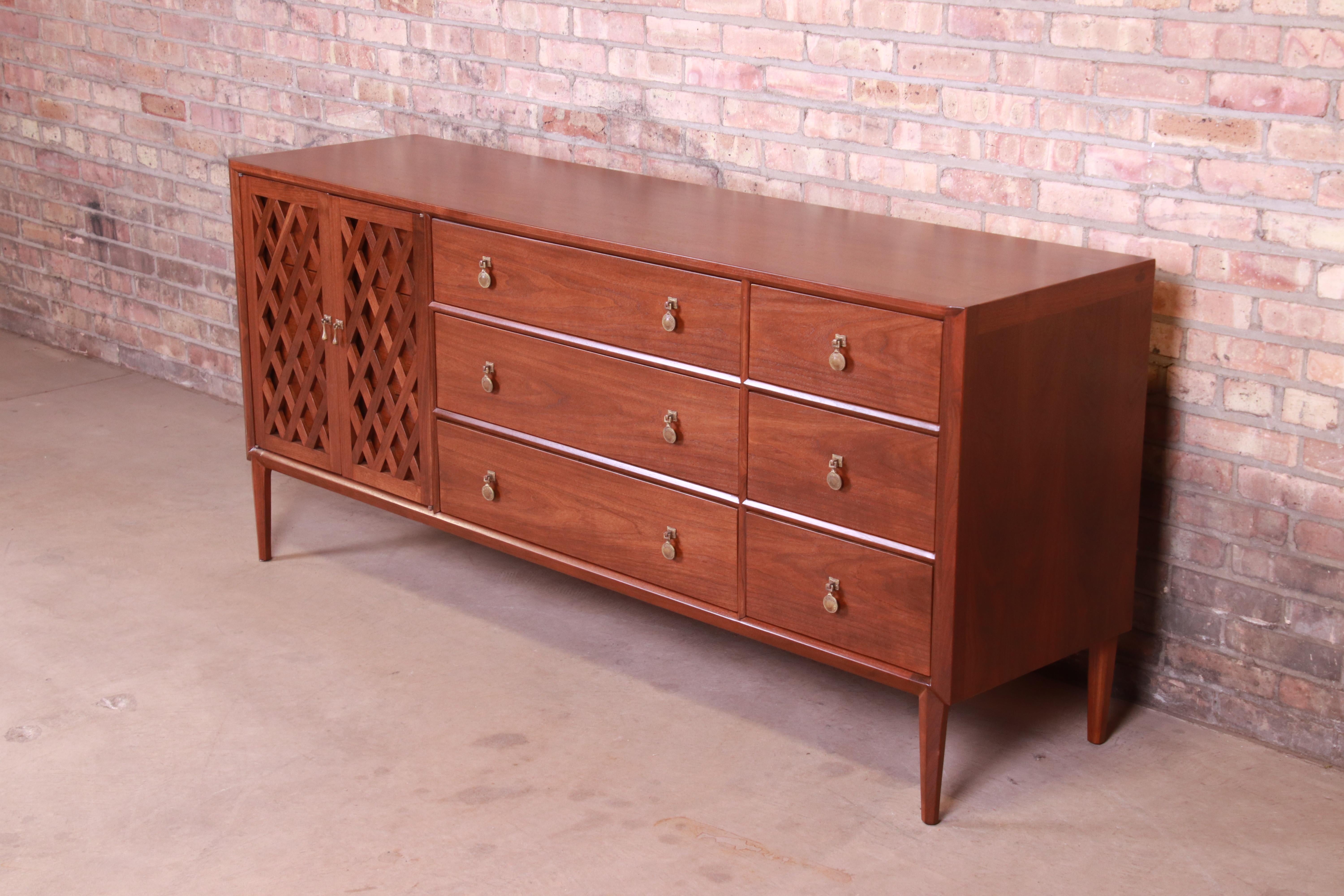John Stuart Mid-Century Modern Walnut Triple Dresser or Credenza, Refinished In Good Condition In South Bend, IN