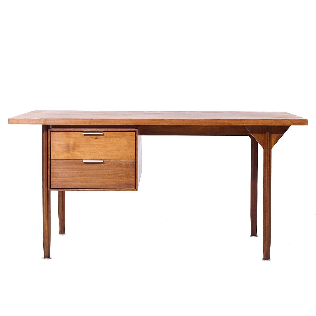 Scrivania in legno di noce di John Stuarts, metà del secolo scorso

Questa scrivania misura: 60 di larghezza x 30 di profondità x 29,5 di altezza, con una distanza dalla sedia di 28 pollici.

Tutti i mobili possono essere acquistati in quello che