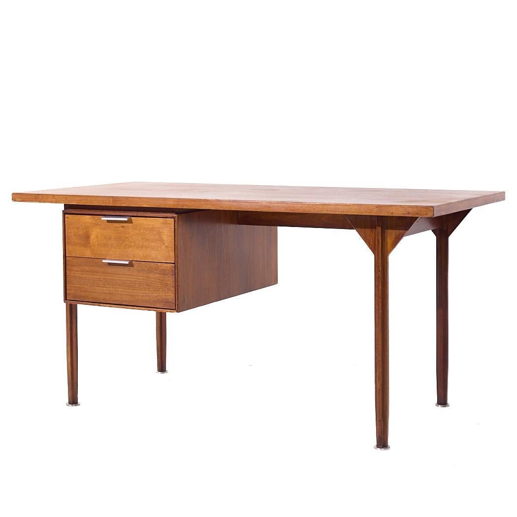 Mid-Century moderno Scrivania in legno di noce di John Stuarts, metà del secolo scorso in vendita
