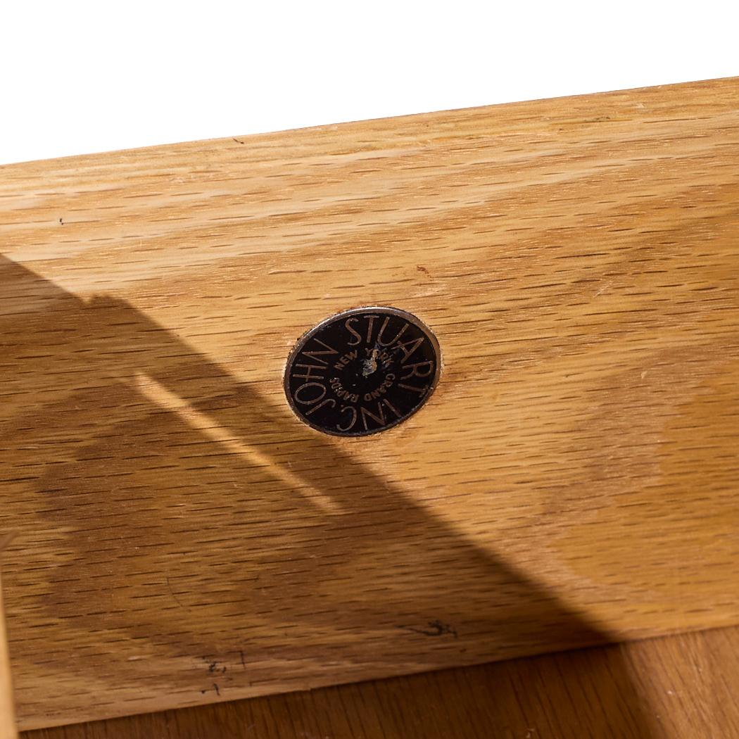 Americano Scrivania in legno di noce di John Stuarts, metà del secolo scorso in vendita