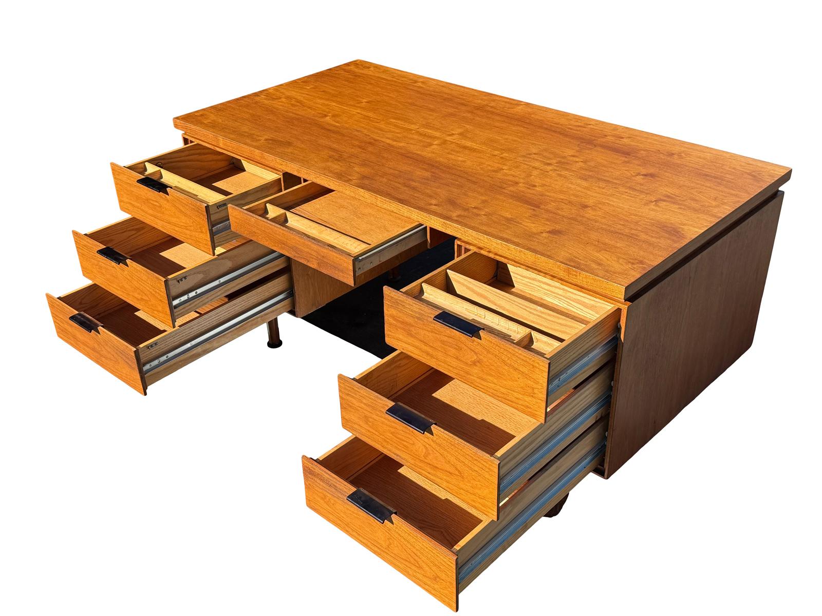 Scrivania di Jon Stuart con un sacco di spazio per riporre oggetti, molto solida. Non esitare a contattarci per qualsiasi domanda.