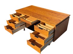 John Stuart Escritorio ejecutivo grande de nogal de mediados de siglo