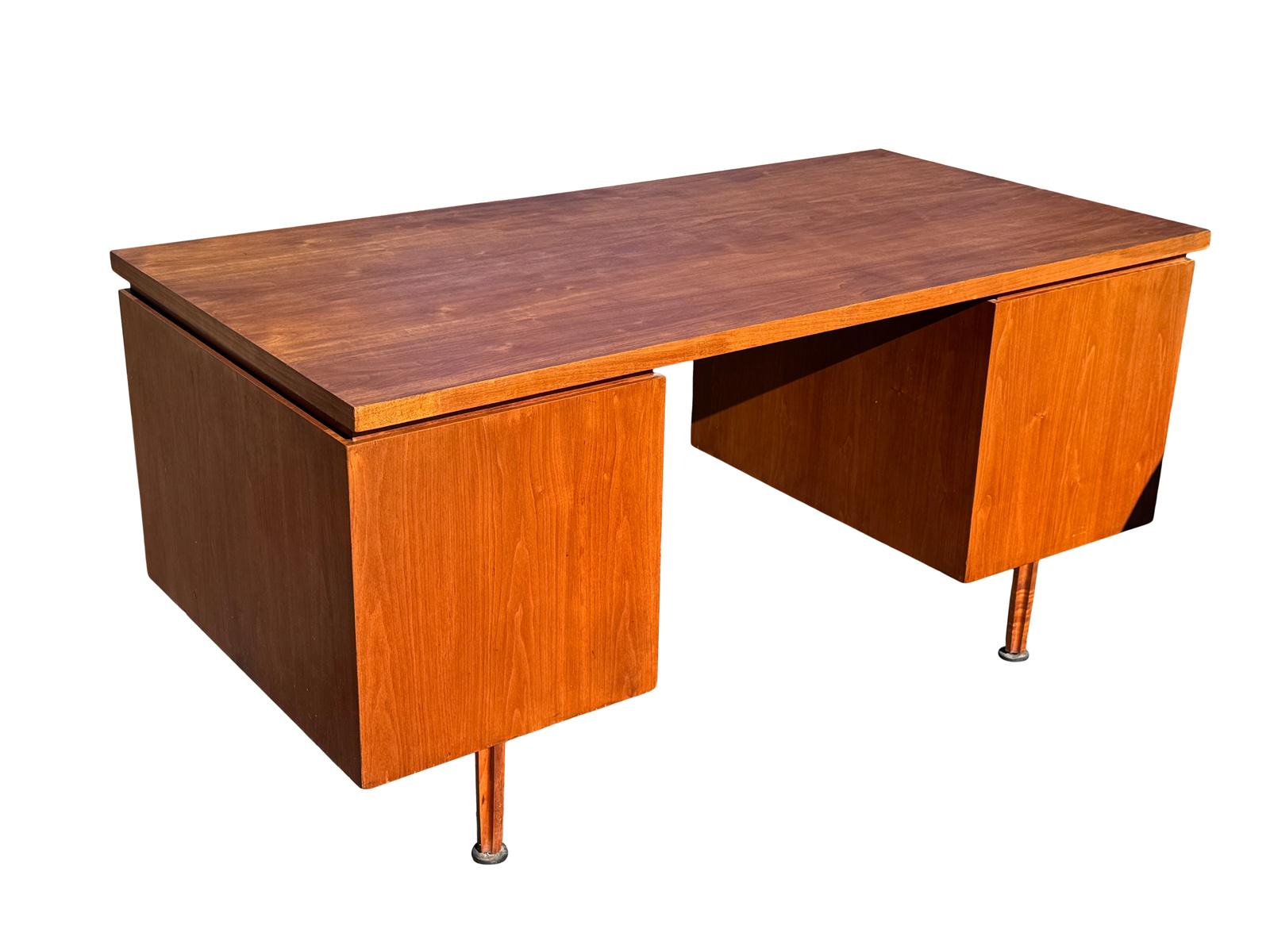 Mid-Century moderno Scrivania direzionale di grandi dimensioni in noce di John Stuarts, metà del secolo scorso in vendita