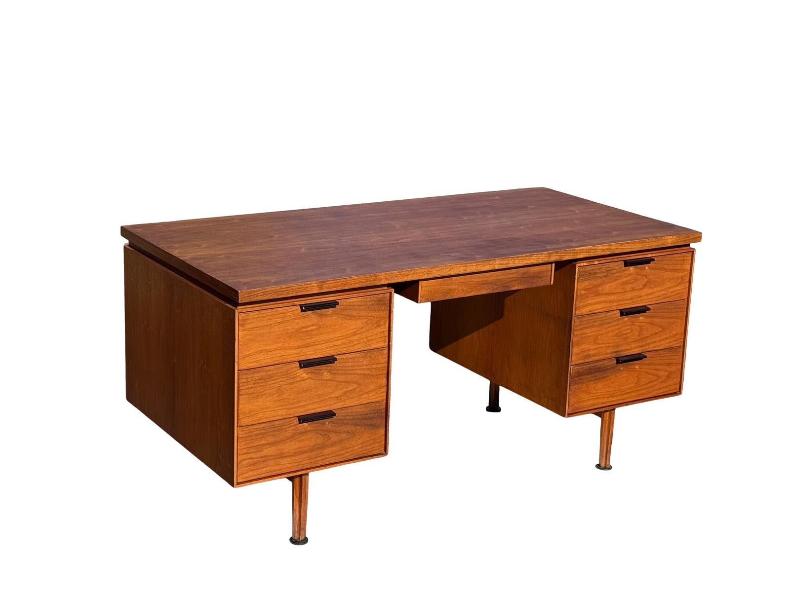 Americano Scrivania direzionale di grandi dimensioni in noce di John Stuarts, metà del secolo scorso in vendita