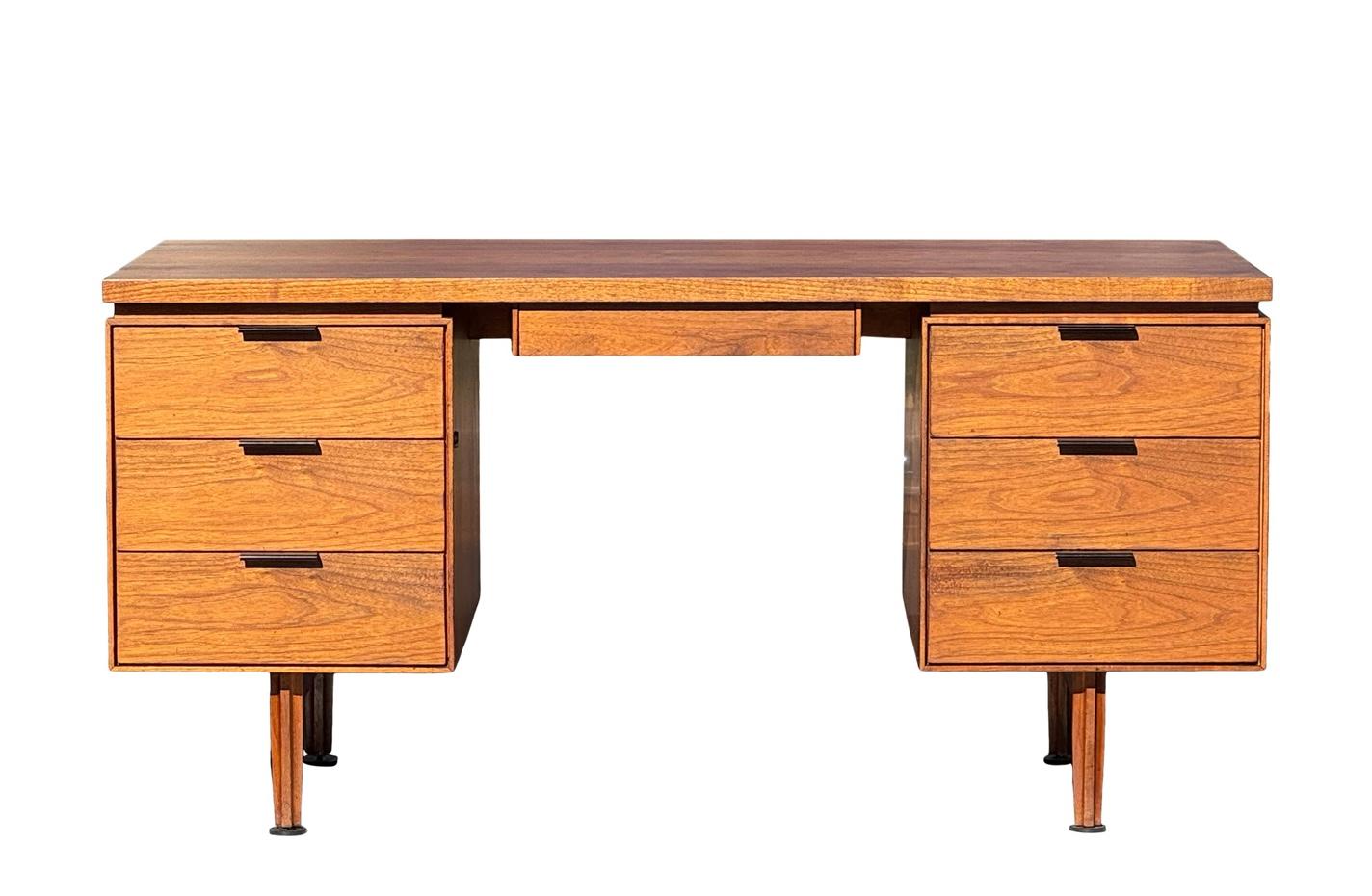 Scrivania direzionale di grandi dimensioni in noce di John Stuarts, metà del secolo scorso In condizioni discrete in vendita a Bensalem, PA