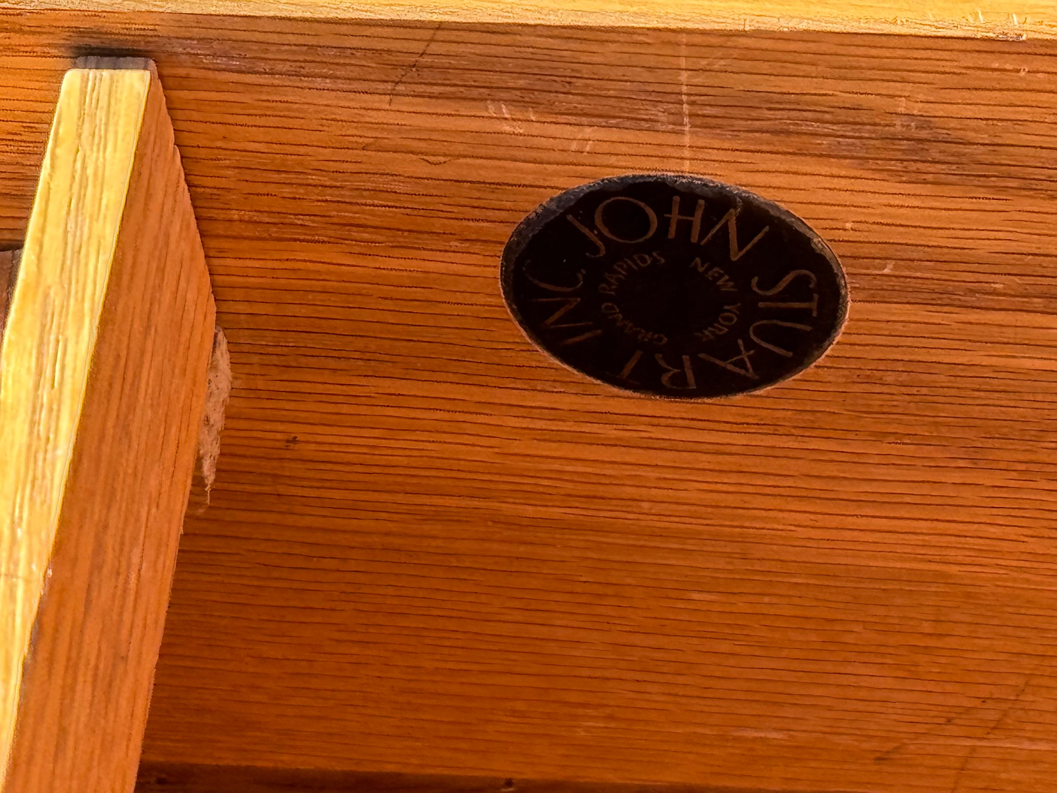 Metà XX secolo Scrivania direzionale di grandi dimensioni in noce di John Stuarts, metà del secolo scorso in vendita