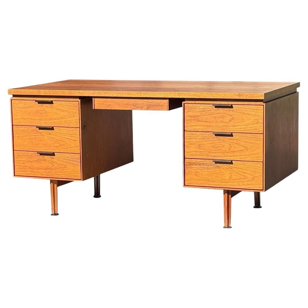 Scrivania direzionale di grandi dimensioni in noce di John Stuarts, metà del secolo scorso