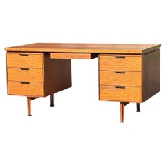 John Stuart Mid Century Walnut Large Executive Desk (Bureau de direction de grande taille en noyer) John Stuart Mid Century Walnut Large Executive Desk (Bureau de direction de grande taille en noyer)
