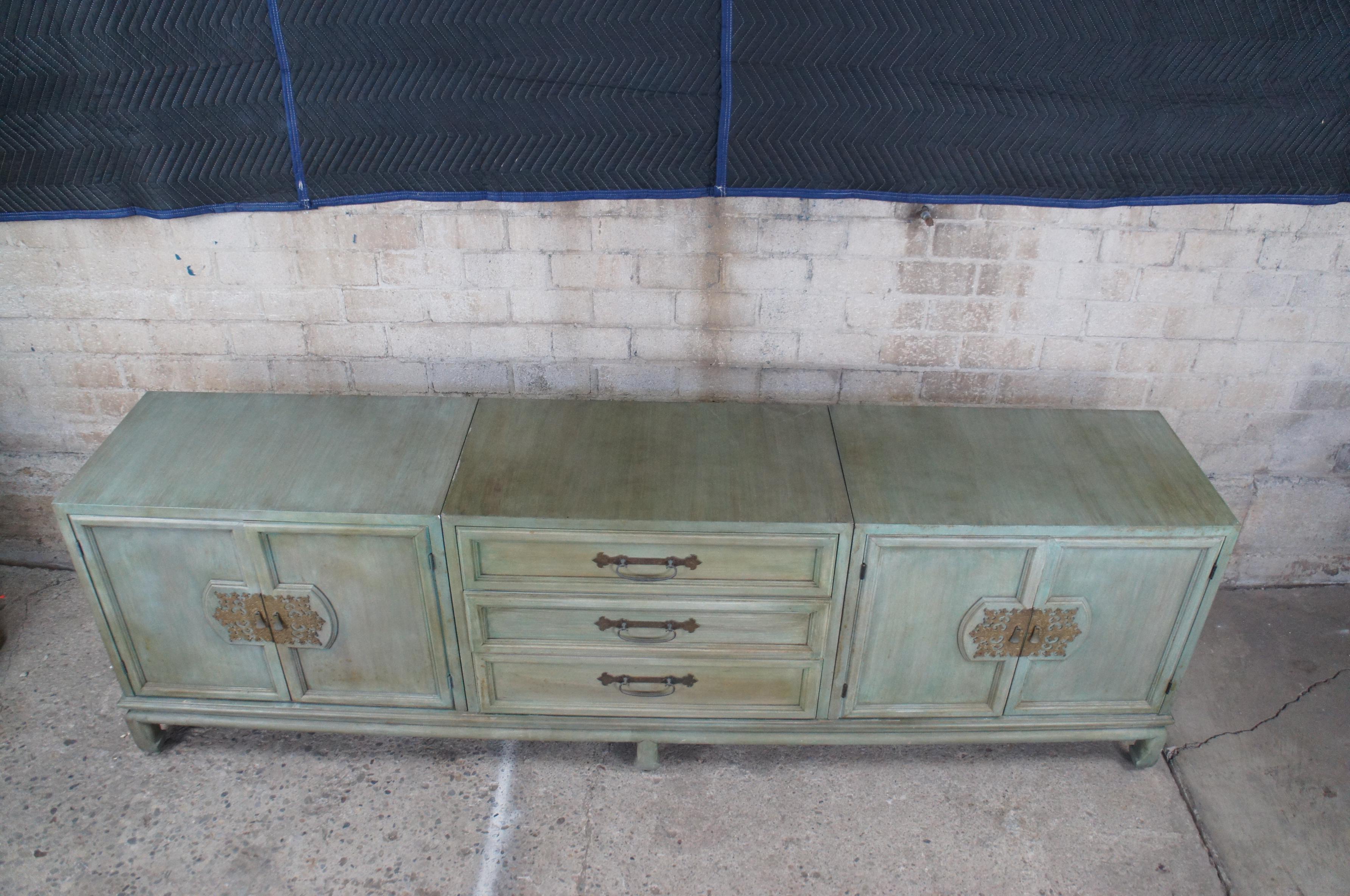John Stuart Painted Mahogany Chinoiserie Entertainment Cabinet Console Credenza In Good Condition For Sale In Dayton, OH