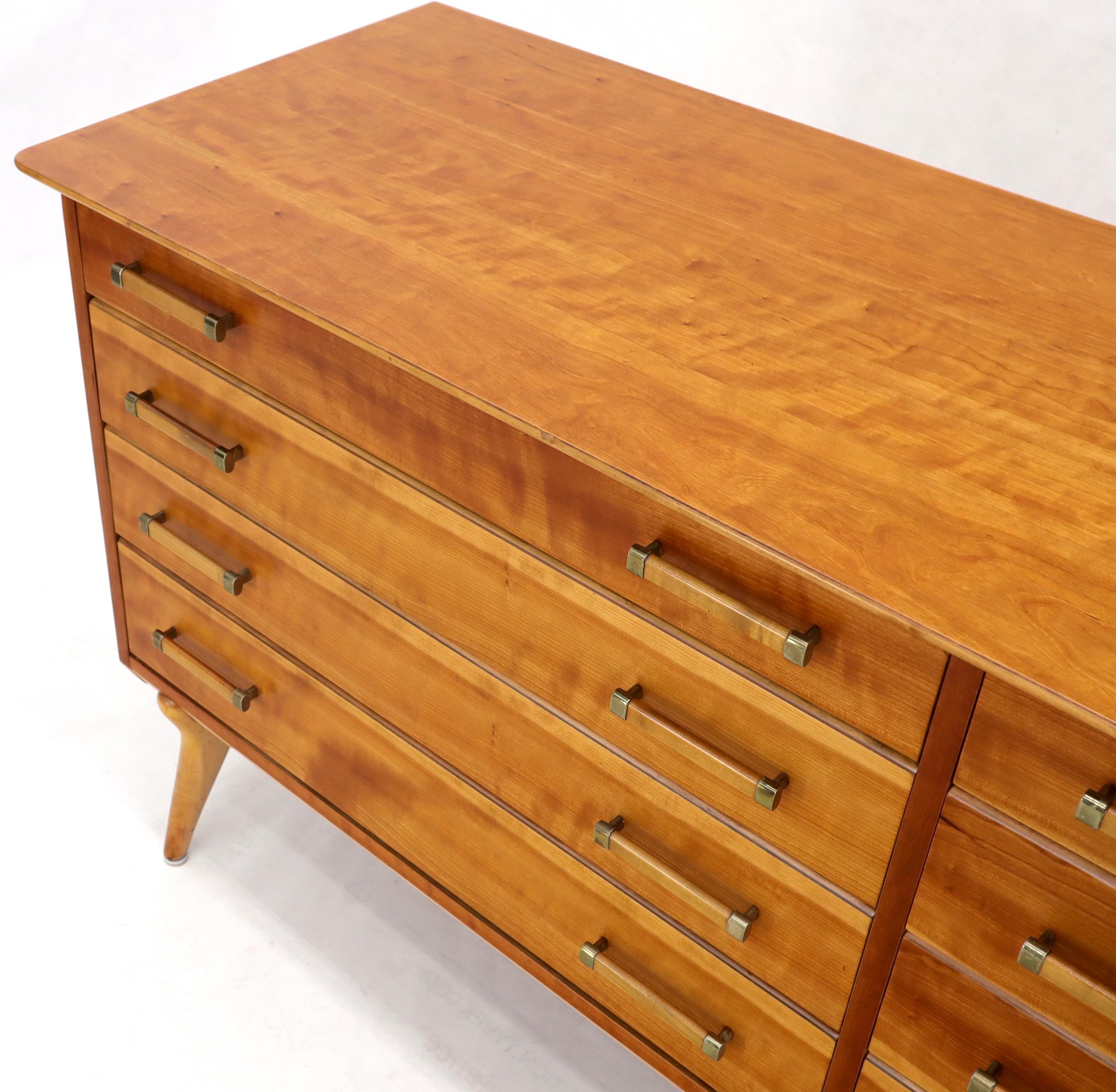 John Stuart Renzo Rutily 7 Drawers Dresser on Sculpted Legs In Excellent Condition For Sale In Rockaway, NJ