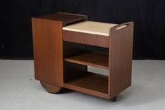 Carrito de bar rodante John Stuart con ruedas grandes y encimera de travertino para servir