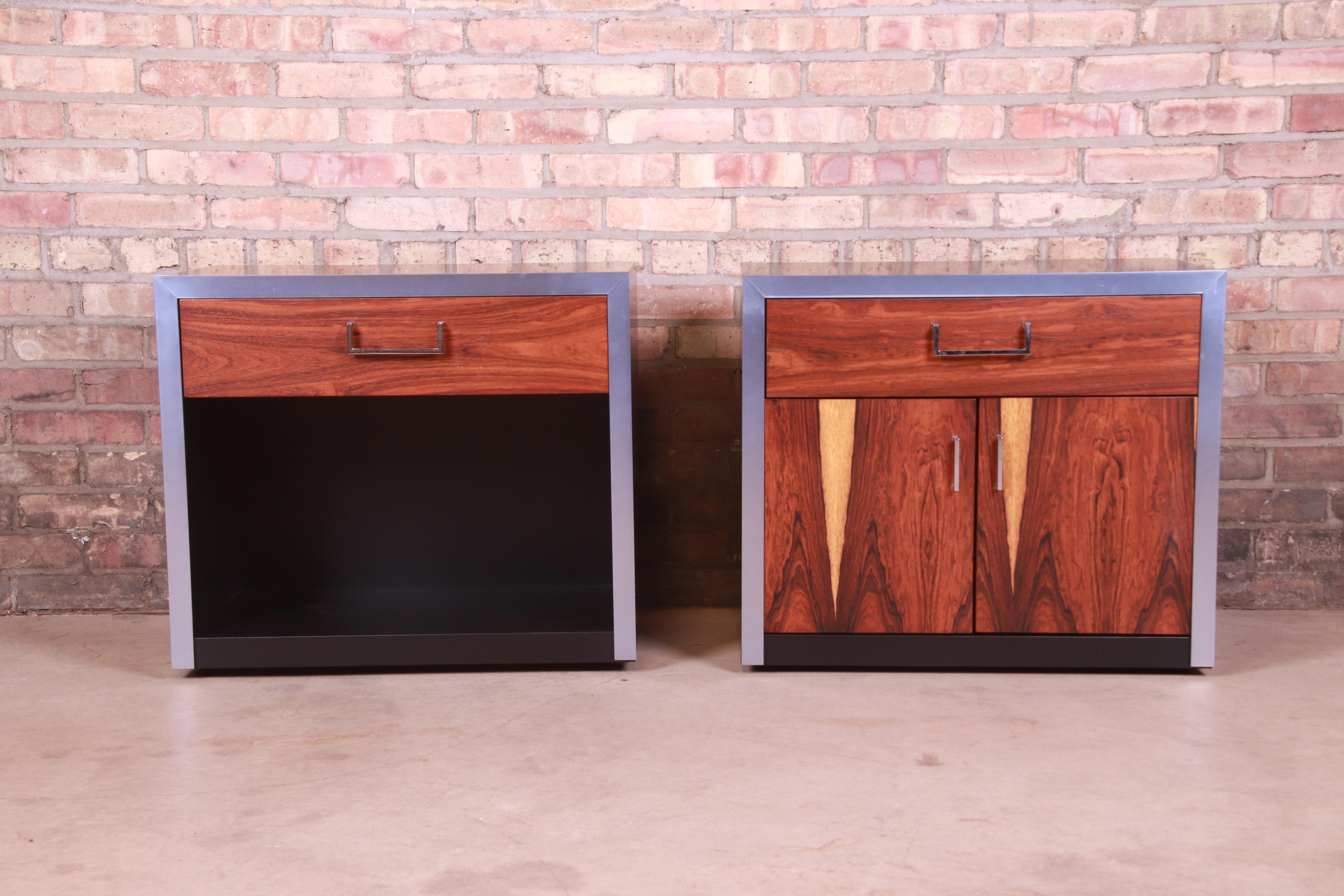 A stunning pair of mid-century modern bedside tables

By John Stuart

USA, 1970s

Rosewood, with black lacquered case and chrome trim and hardware.

Measures: 26