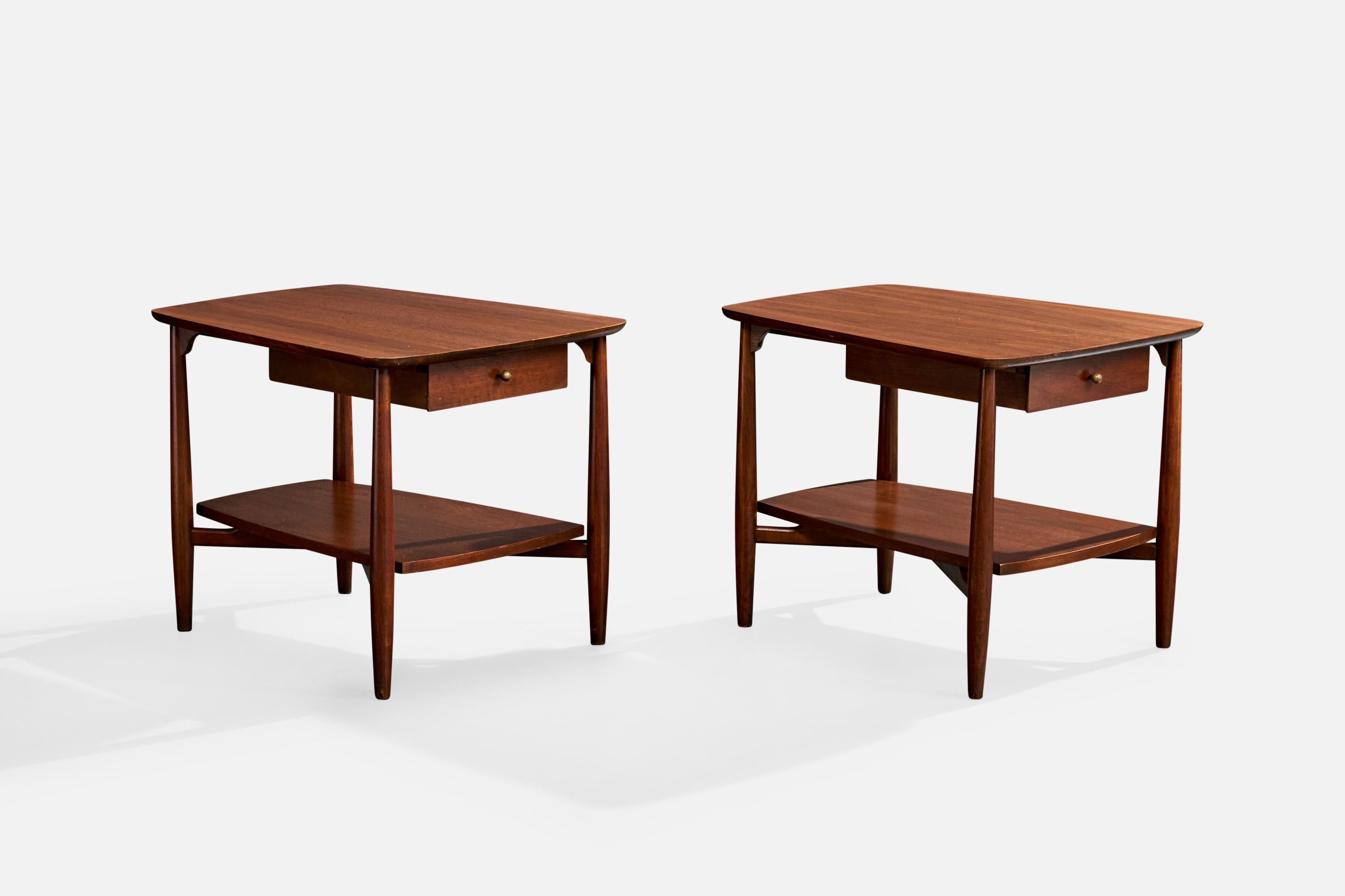 Coppia di tavolini o comodini in noce e ottone prodotti da John Stuart, USA, anni '50 circa.

Dimensioni complessive (pollici): 22,25 