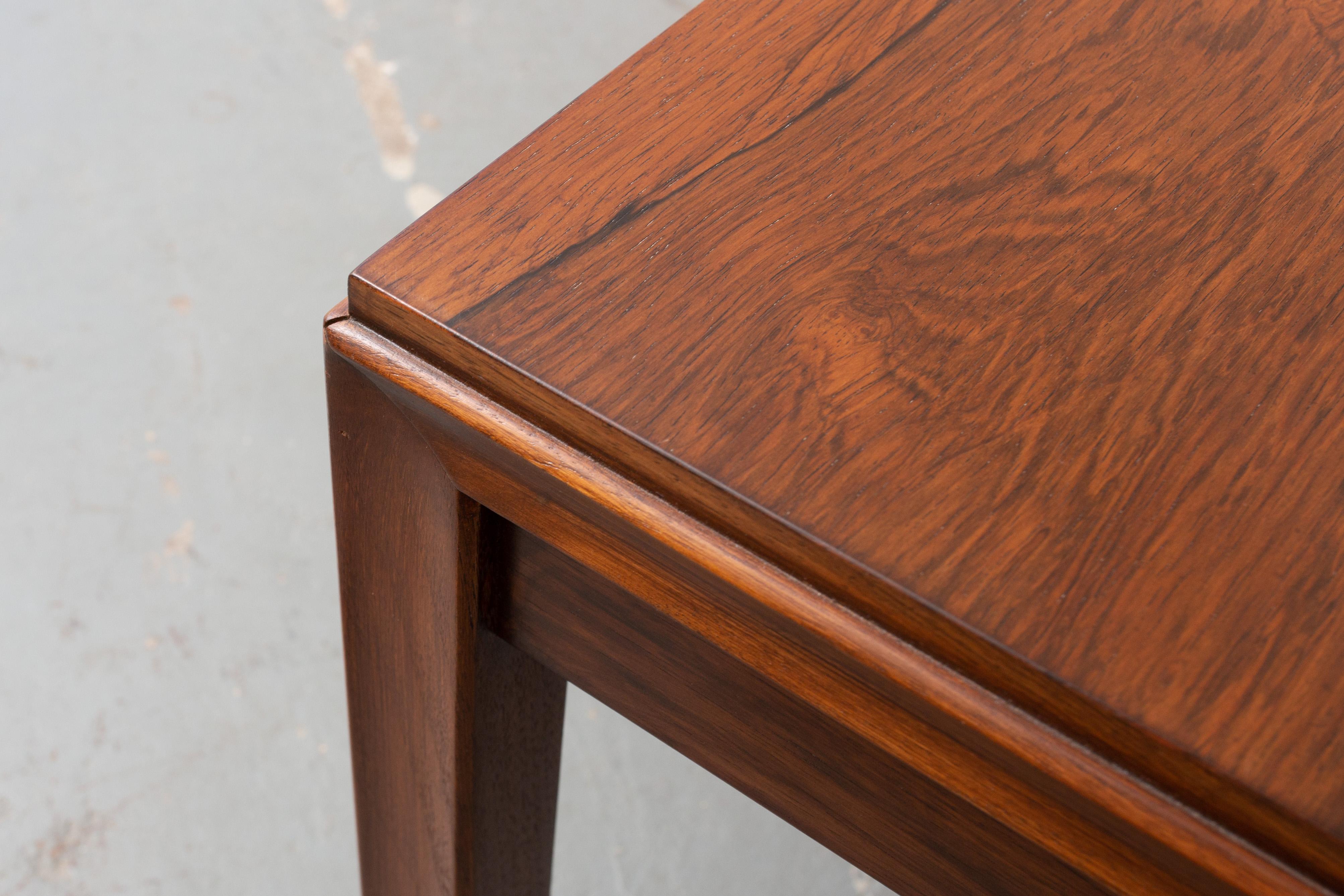 Table basse en bois de rose estampillé John Stuart 