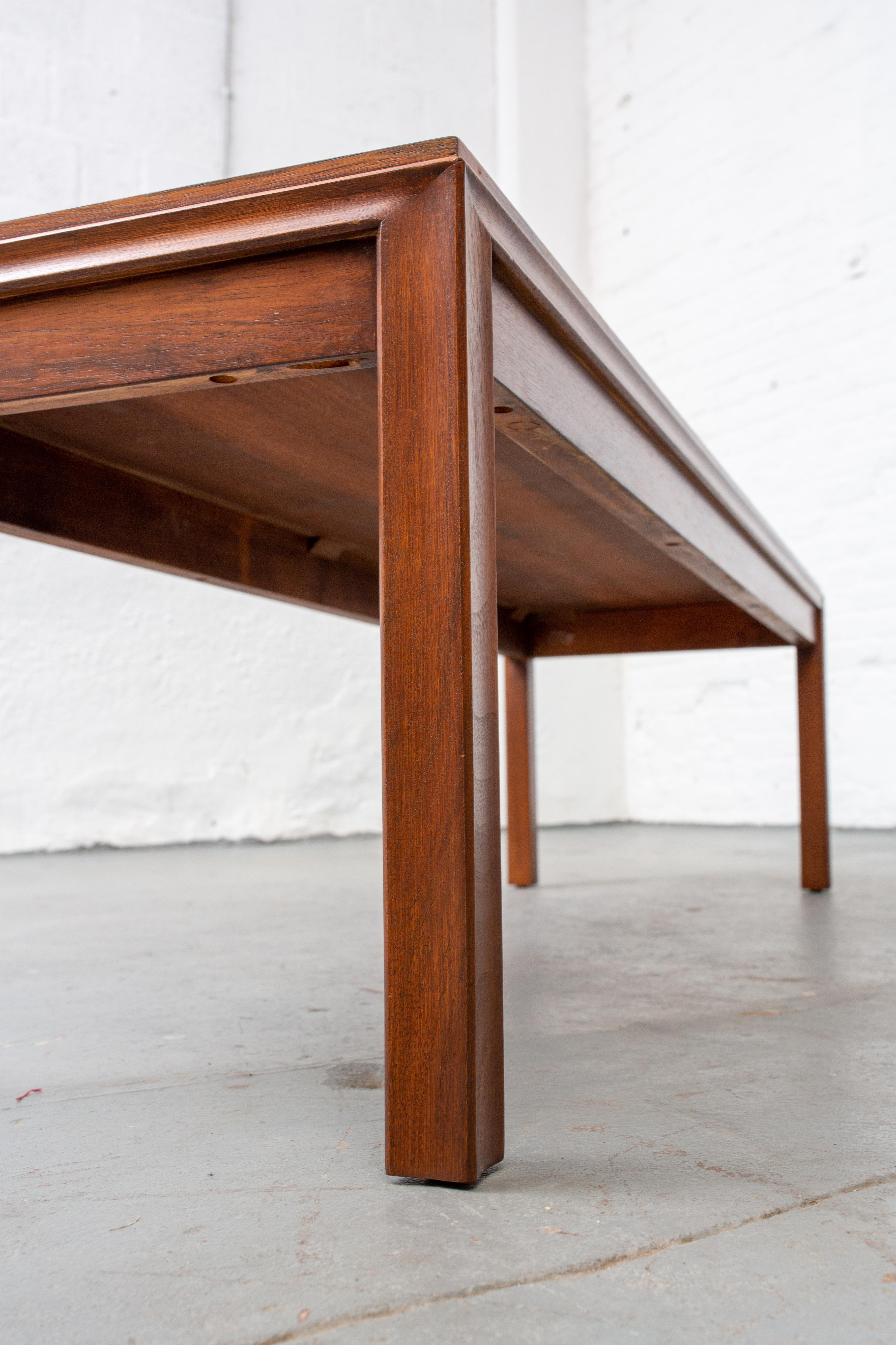 Table basse en bois de rose estampillé John Stuart 