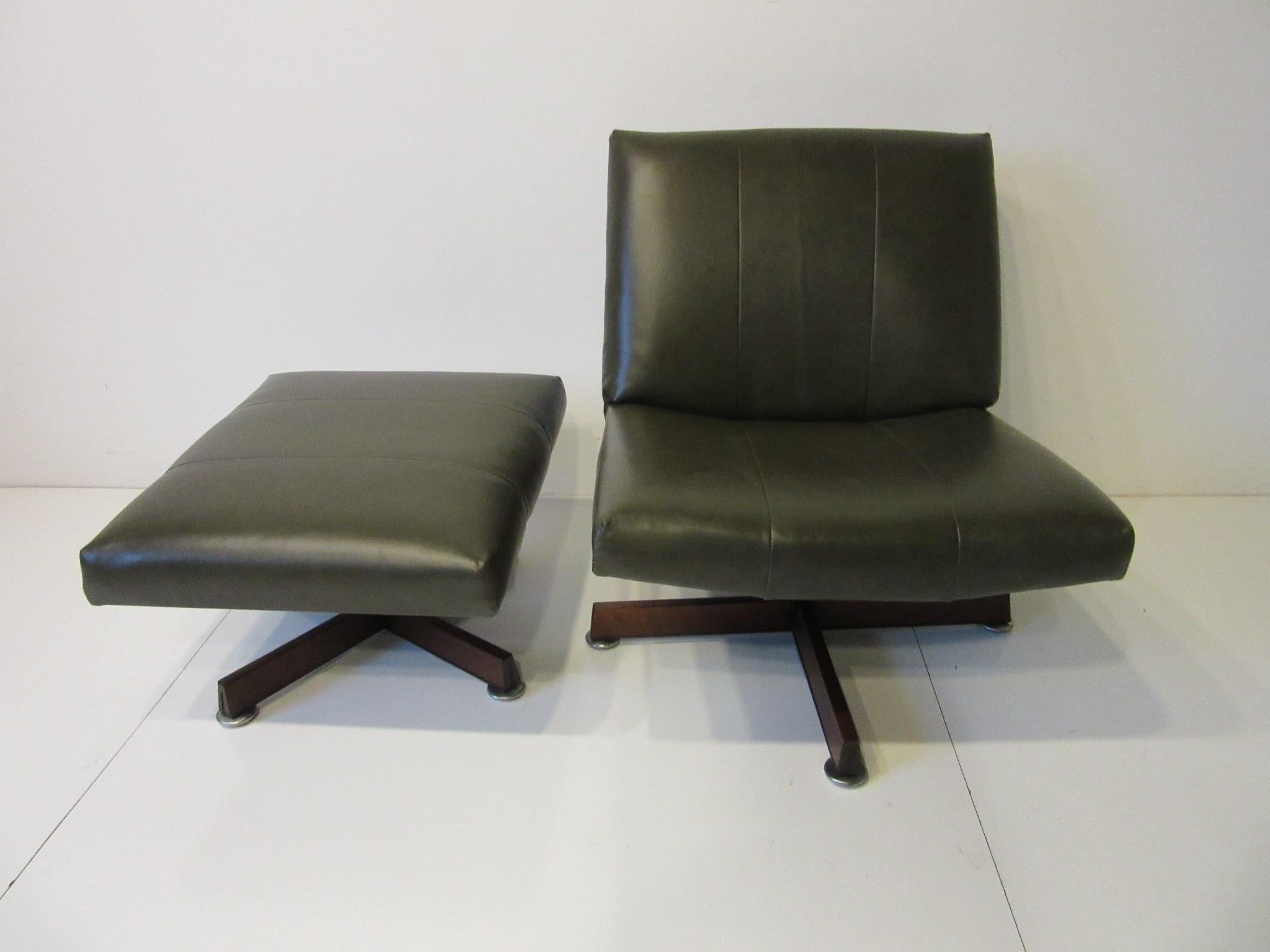 Mid-Century Modern John Stuart Swiveling Leather Lounge Chair with Ottoman