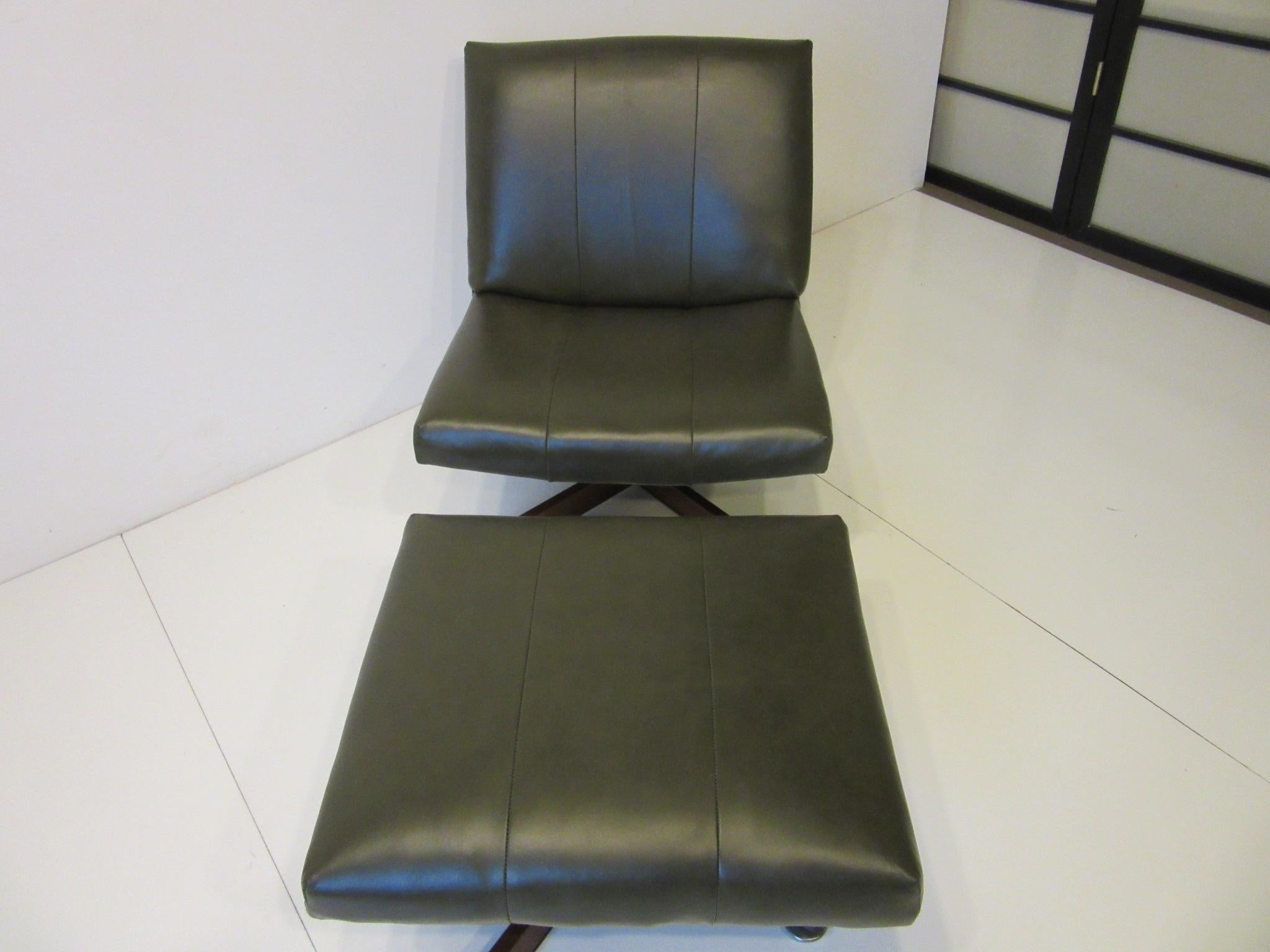 John Stuart Swiveling Leather Lounge Chair with Ottoman In Good Condition In Cincinnati, OH
