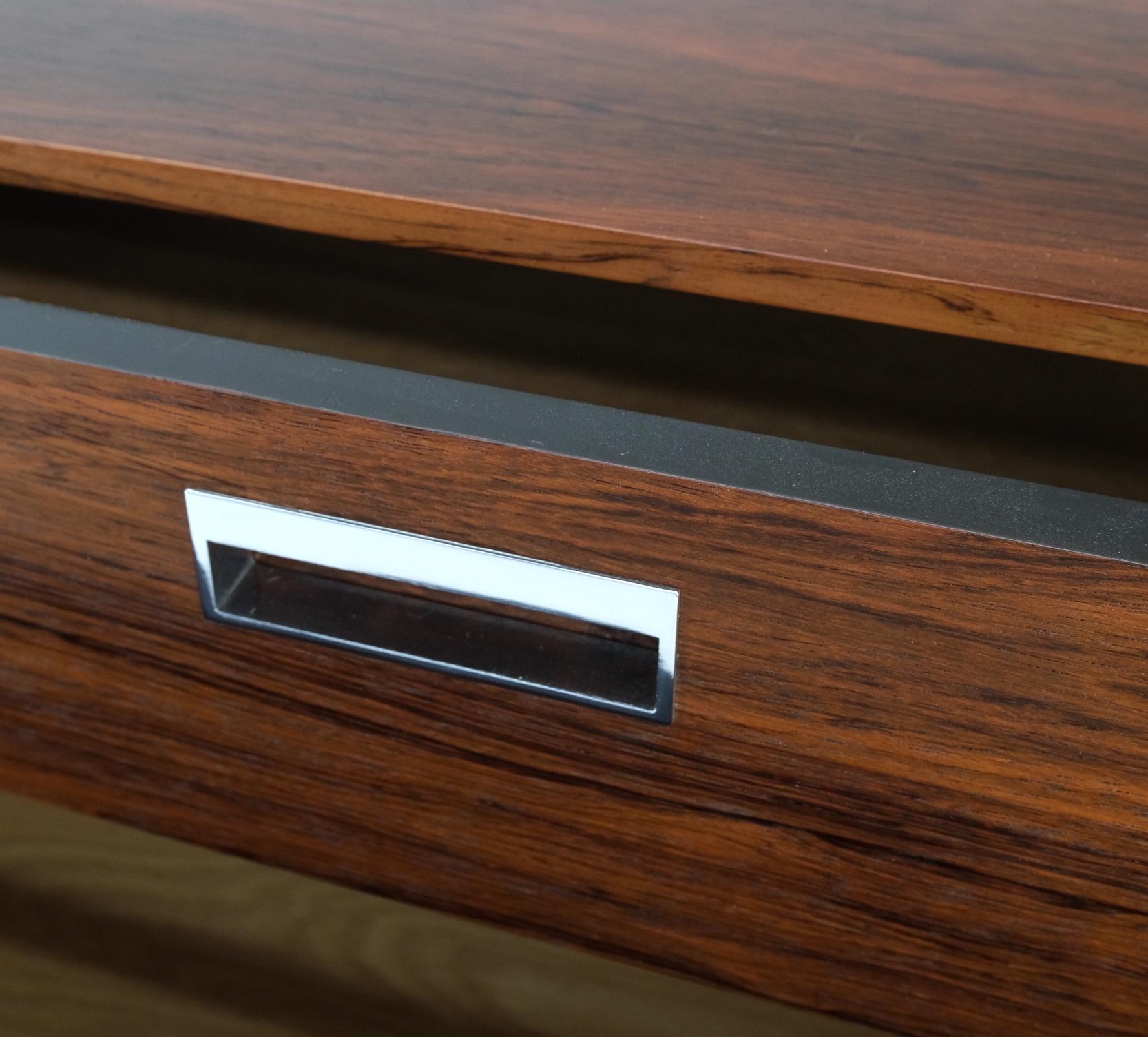 Palissandro John Stuart Tre cassetti in legno di palissandro Scomparto del Mid Century Console Stand Menta! in vendita