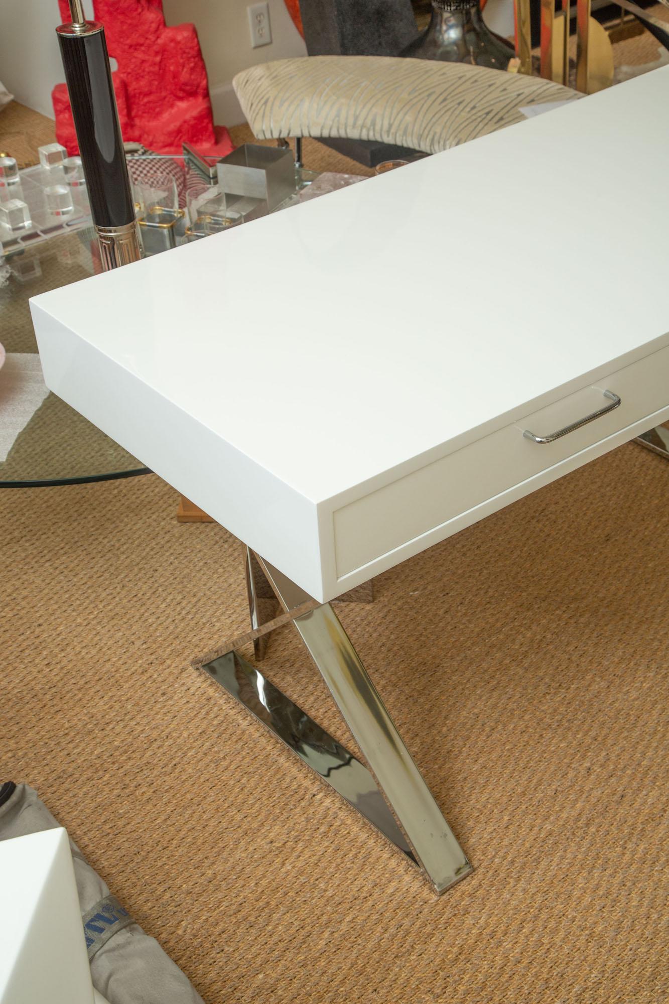 John Stuart Vintage White Lacquered Campaign Wood Desk with X-Chrome Base In Good Condition For Sale In North Miami, FL