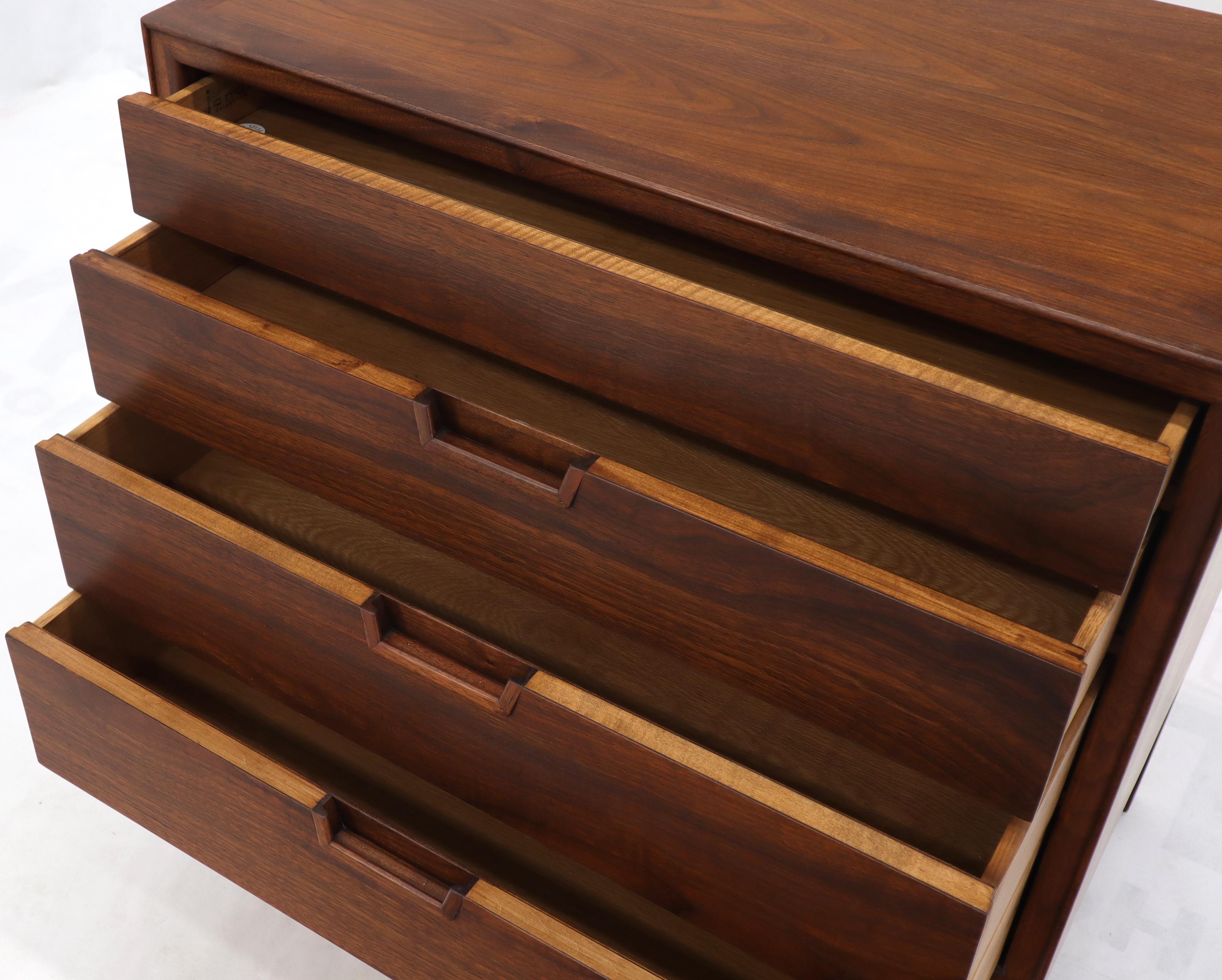 John Stuart Walnut 4 Drawer Bachelor Chest Small Dresser in vendita 2