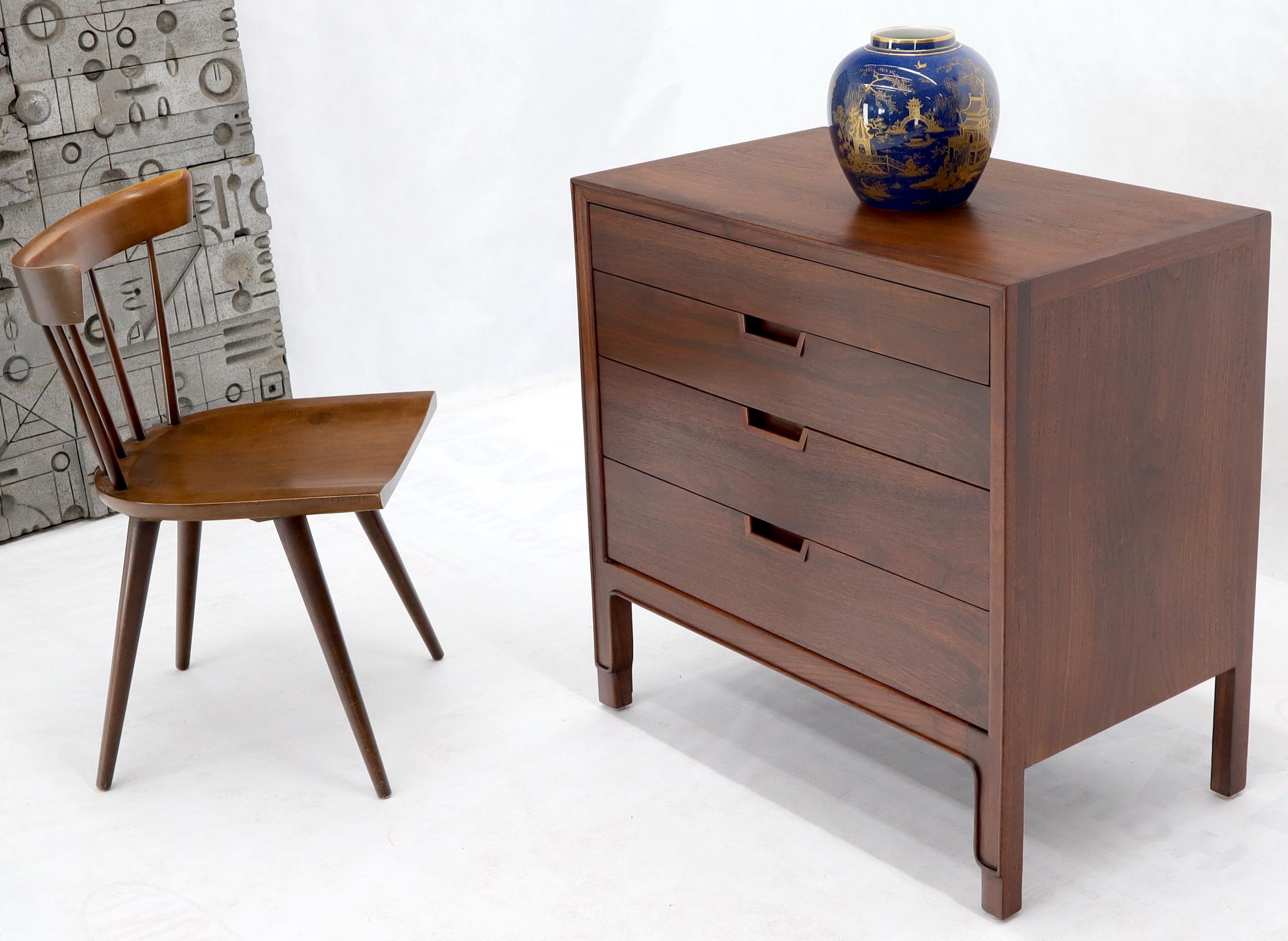 Credenza John Stuart moderna di metà secolo con 4 cassetti, cassettone per scapoli e ammogliati.