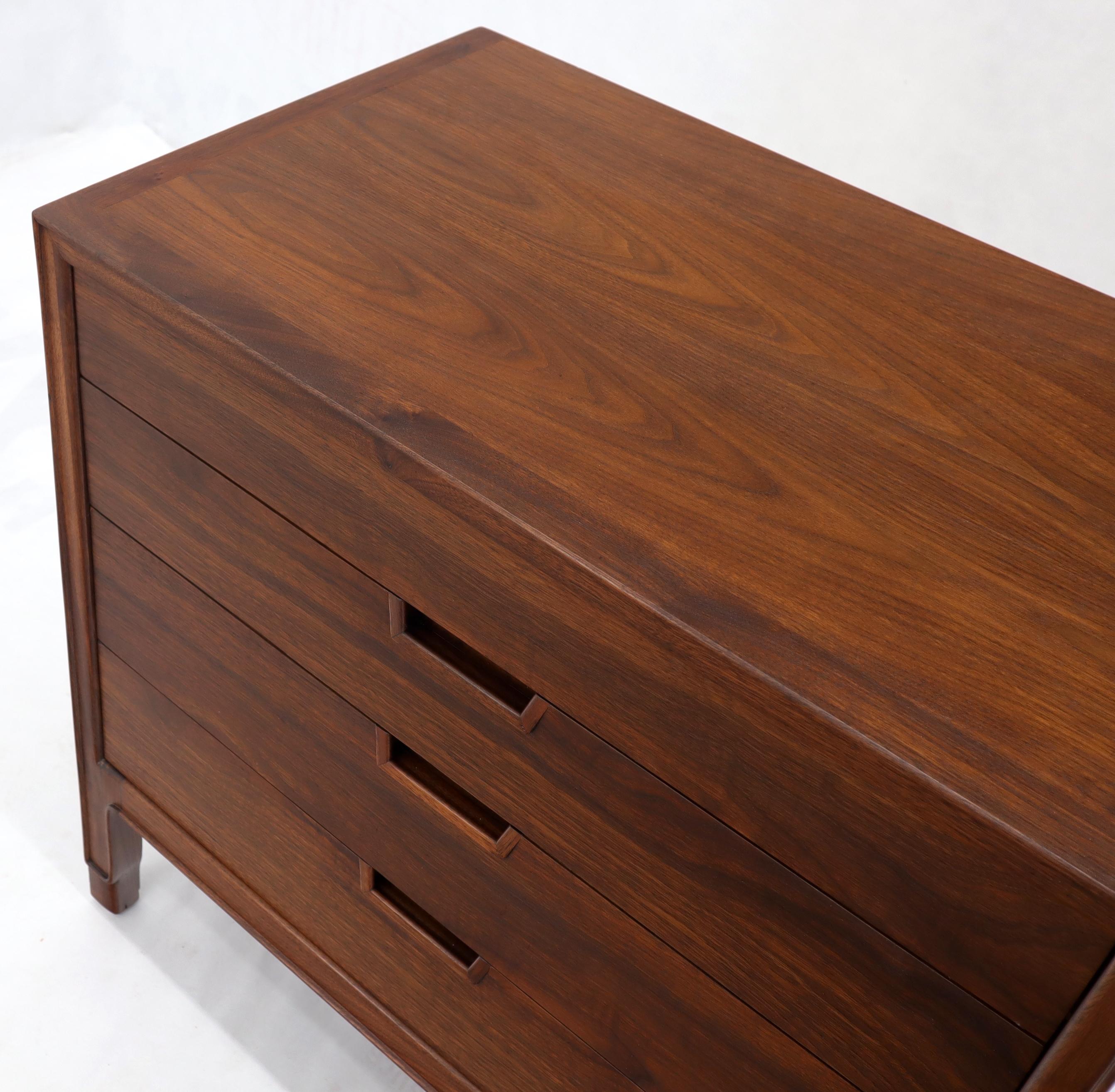 XX secolo John Stuart Walnut 4 Drawer Bachelor Chest Small Dresser in vendita