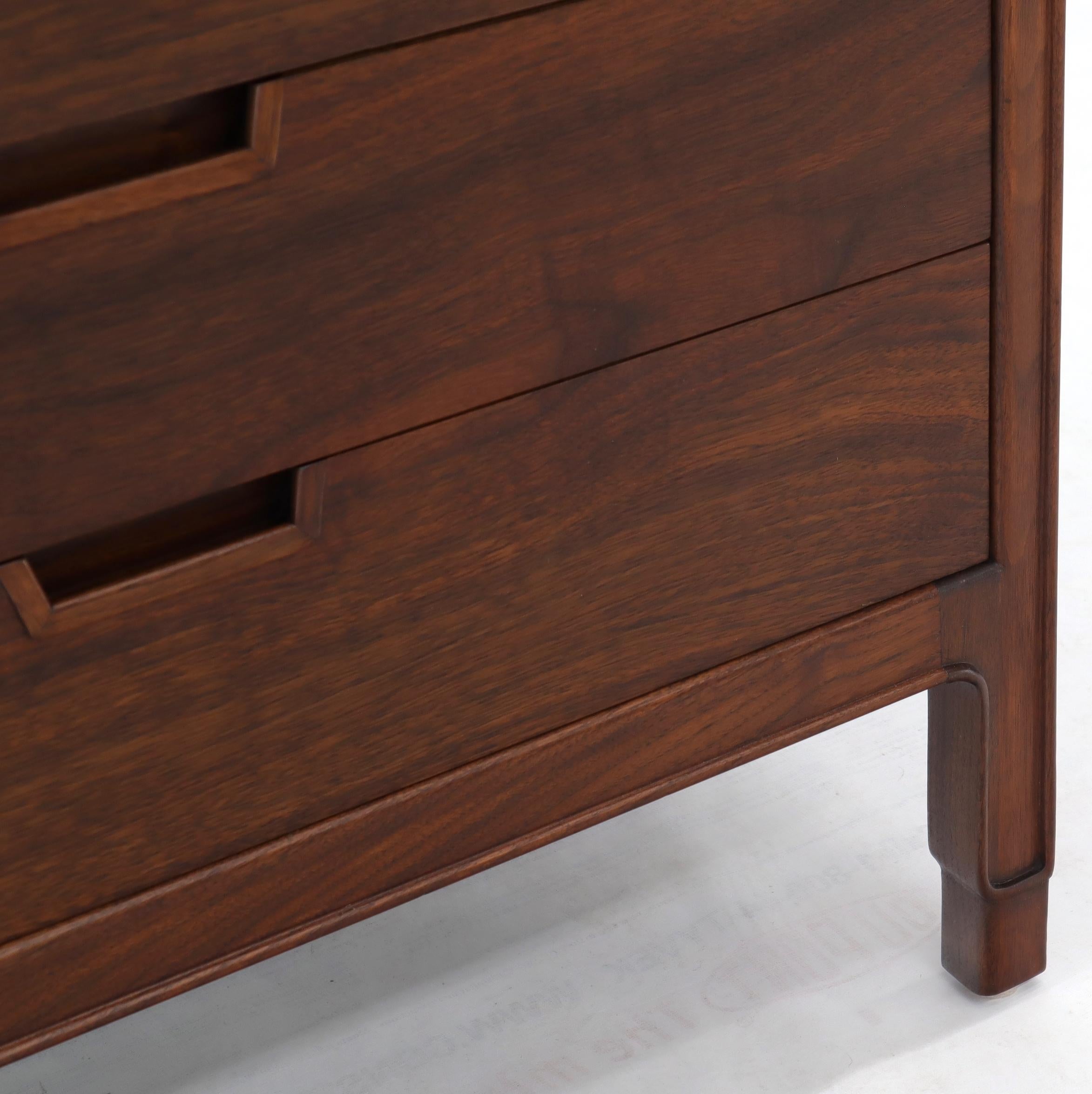 John Stuart Walnut 4 Drawer Bachelor Chest Small Dresser in vendita 1