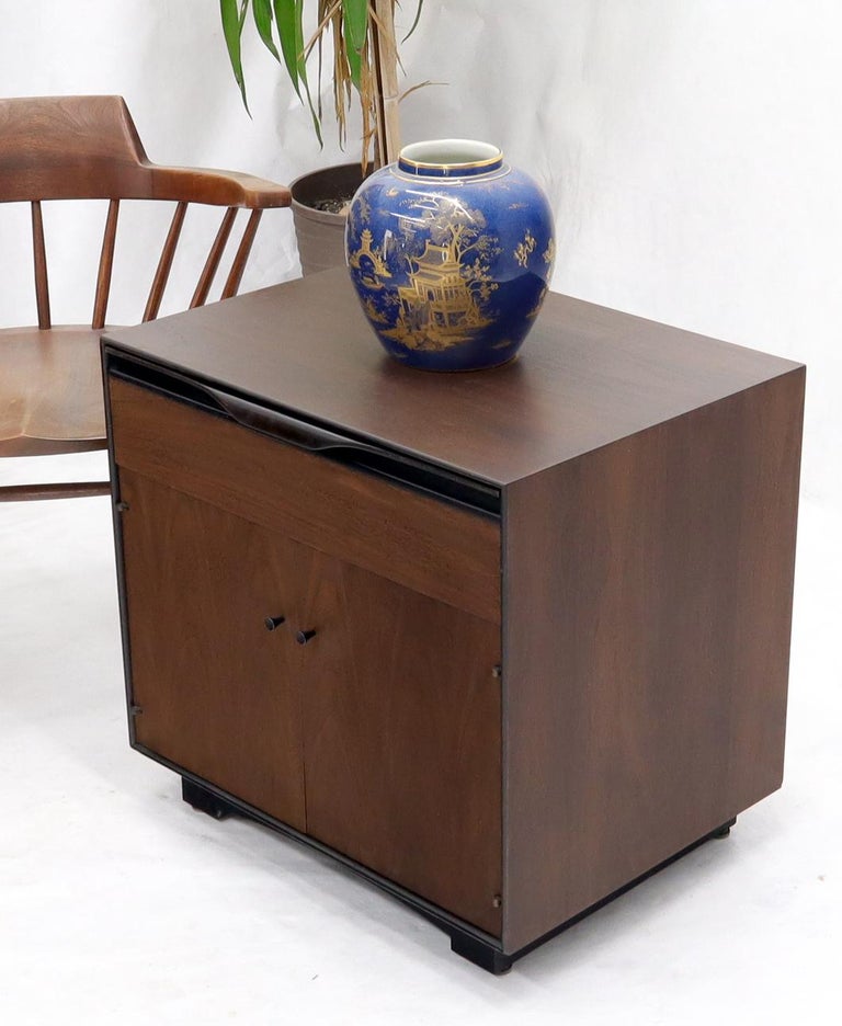 Mid-Century Modern John Stuart Walnut One Drawer Two Doors Compartment End Table Nightstand For Sale