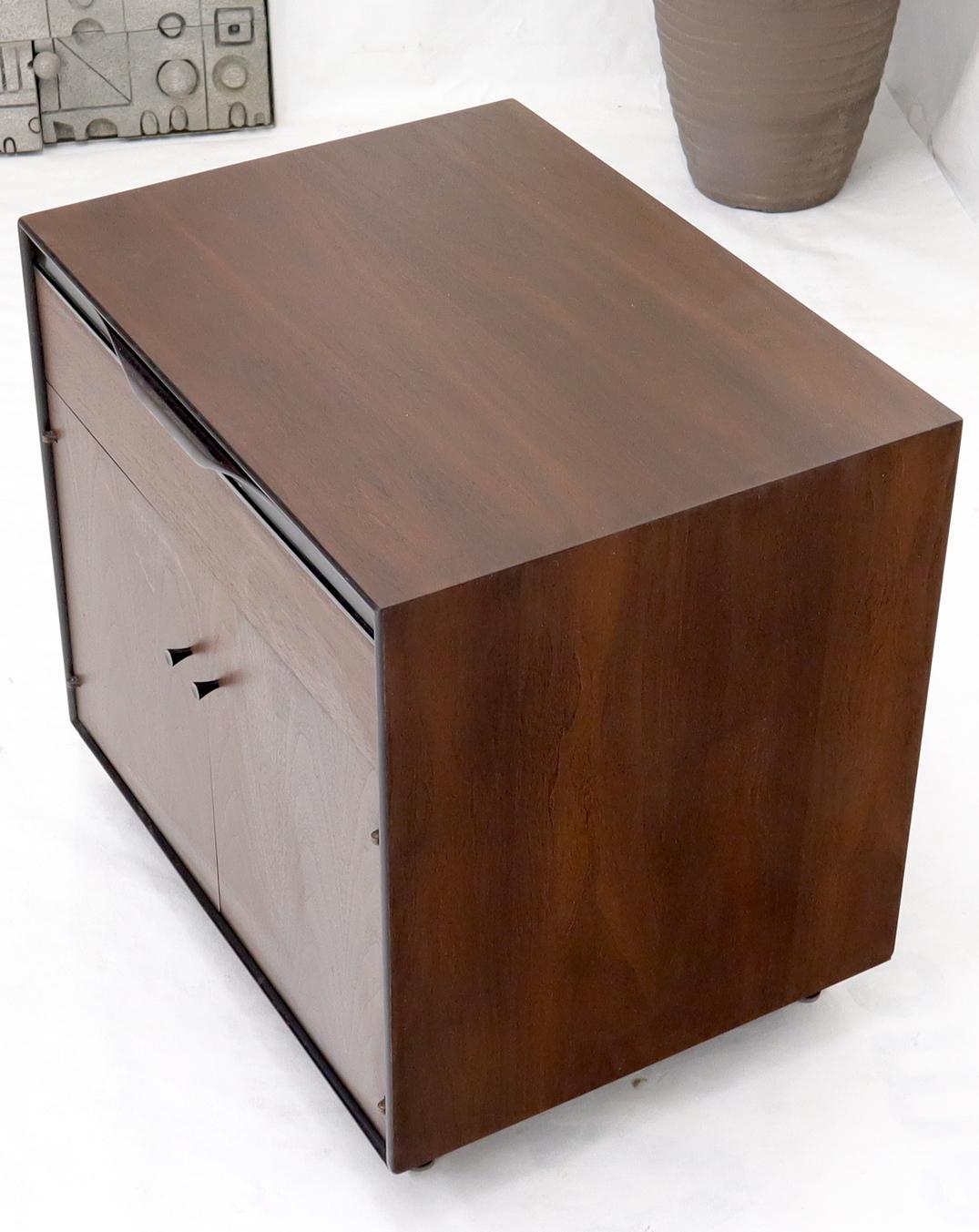 John Stuart Walnut One Drawer Two Doors Compartment End Table Nightstand In Excellent Condition For Sale In Rockaway, NJ
