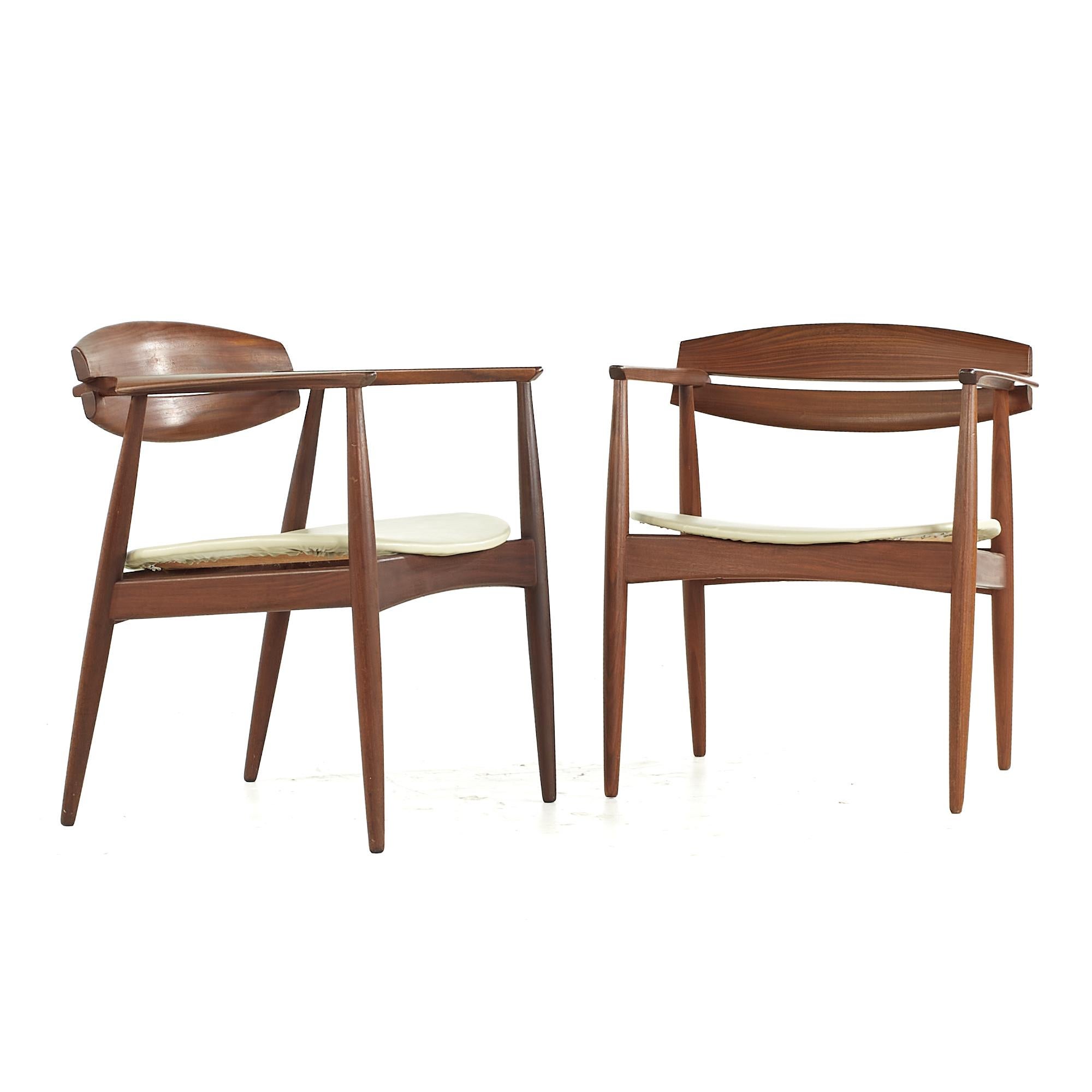 John Sylvester & Jørgen Matz for Bramin Mobler Mid Century Rosewood Arm Chairs - Pair

Each chair measures: 24.5 wide x 21 deep x 28 inches high, with a seat height of 16 and arm height/chair clearance of 24.25 inches

All pieces of furniture