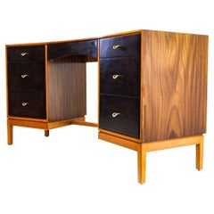 Commode de bureau en noyer et bois de rose John & Sylvia Reid pour Stag