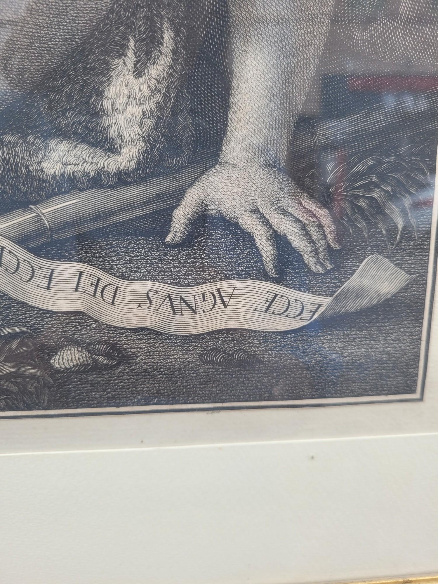 Jean Baptiste, gravure encadrée représentant Jean en jeune berger vêtu d'une mélote, assis à côté de son bâton cruciforme en roseau et de la banderole 