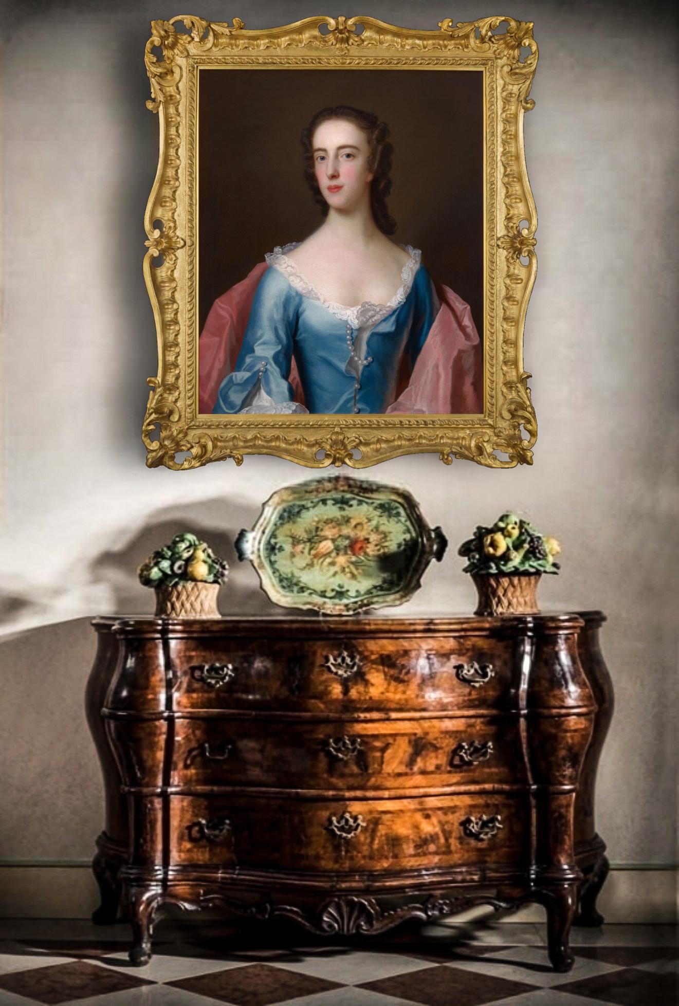 Retrato de una Dama, Dorothy Wood con Vestido Azul c.1750 pintura Marco Fino Tallado - Painting de John Theodore Heins