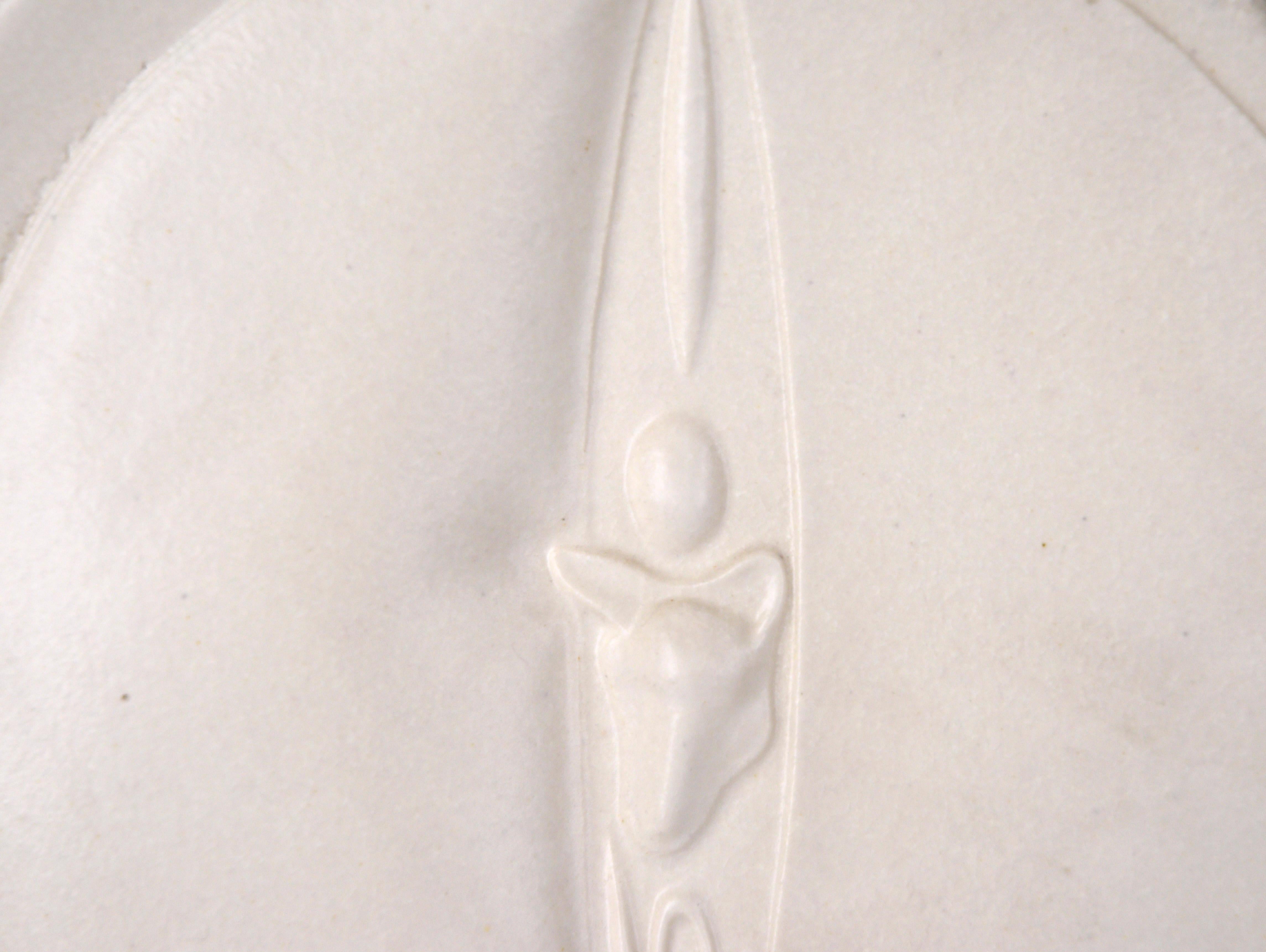 Abstrakte, minimalistische Keramik-Skulptur in Weiß – Sculpture von John Toki