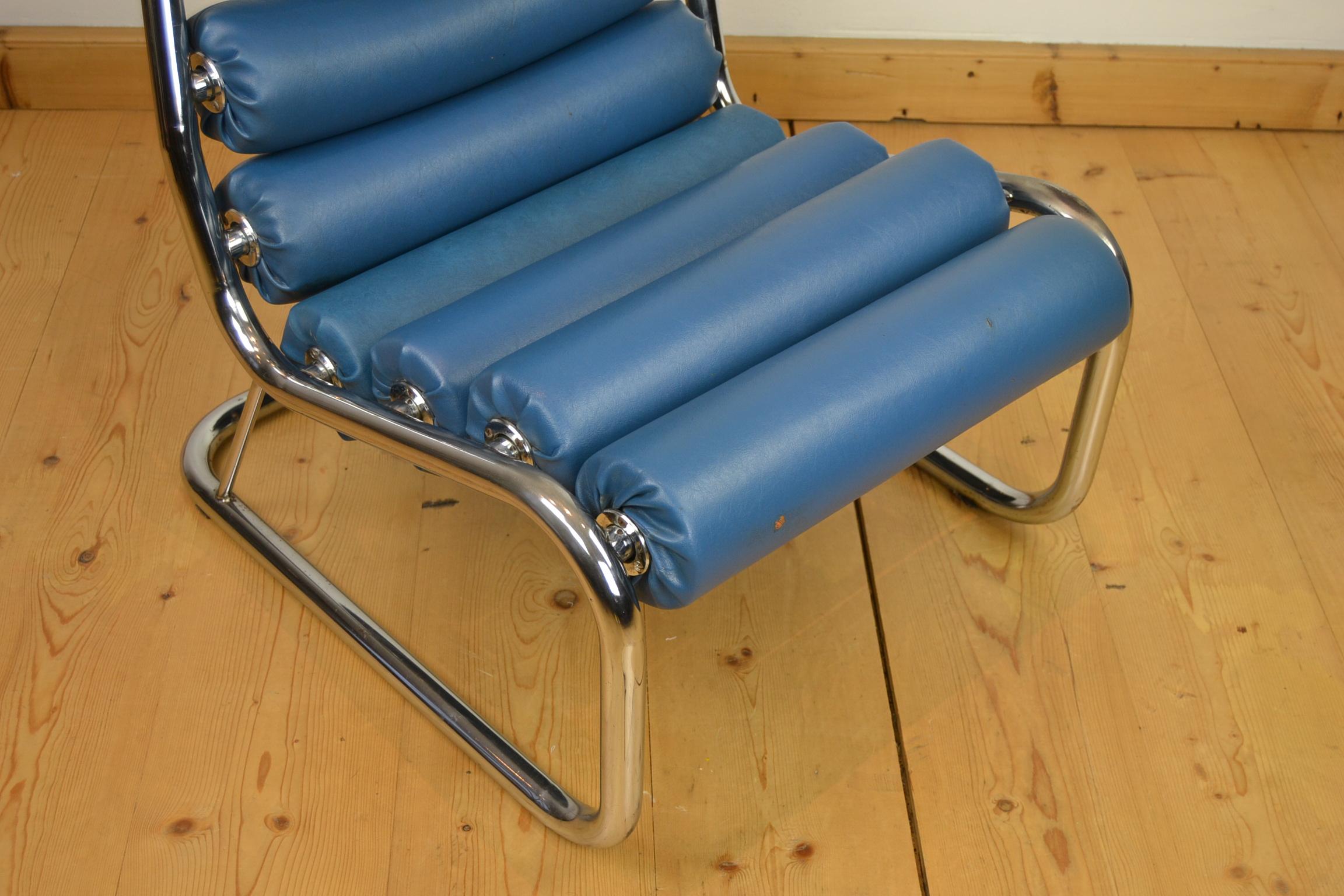 Fauteuil club bleu des années 1970 avec roulettes Bon état - En vente à Antwerp, BE