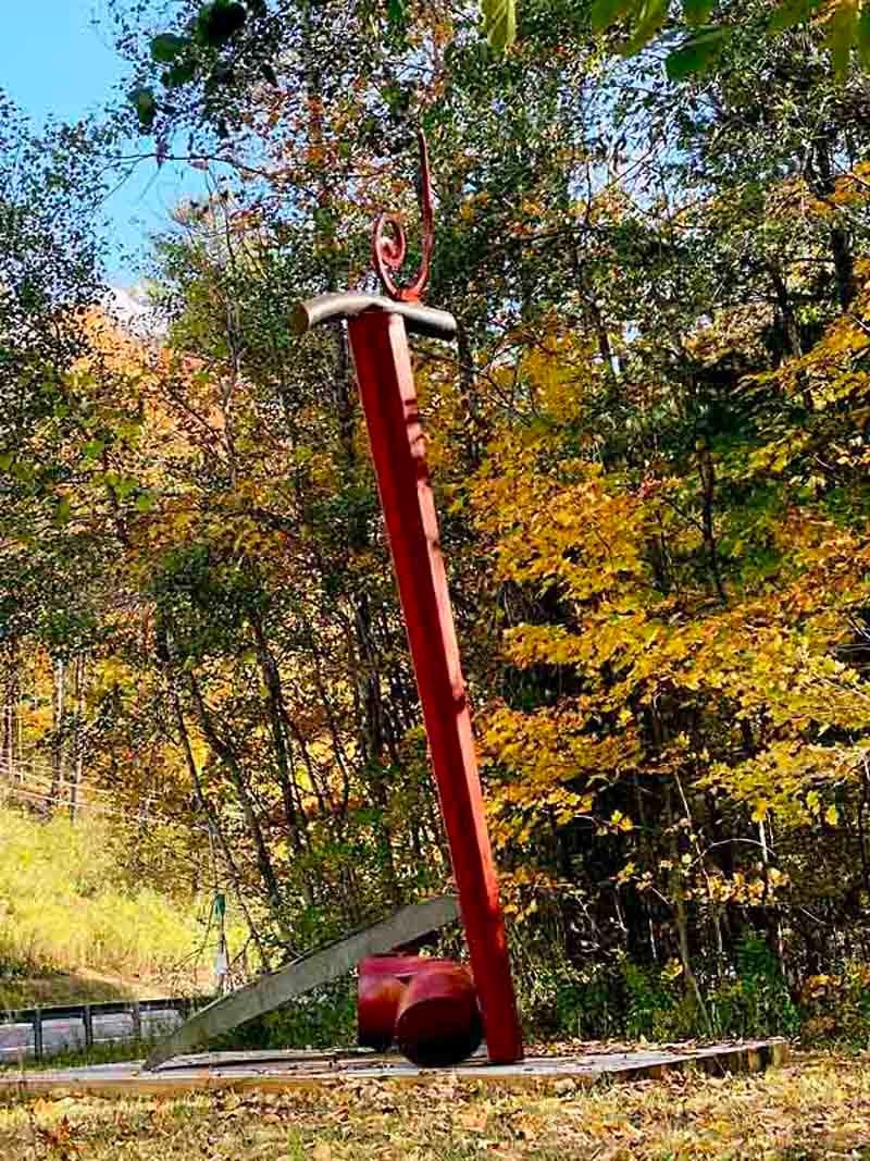 Sculpture d'extérieur abstraite « Ascension », pierre, métal, industriel  en vente 4