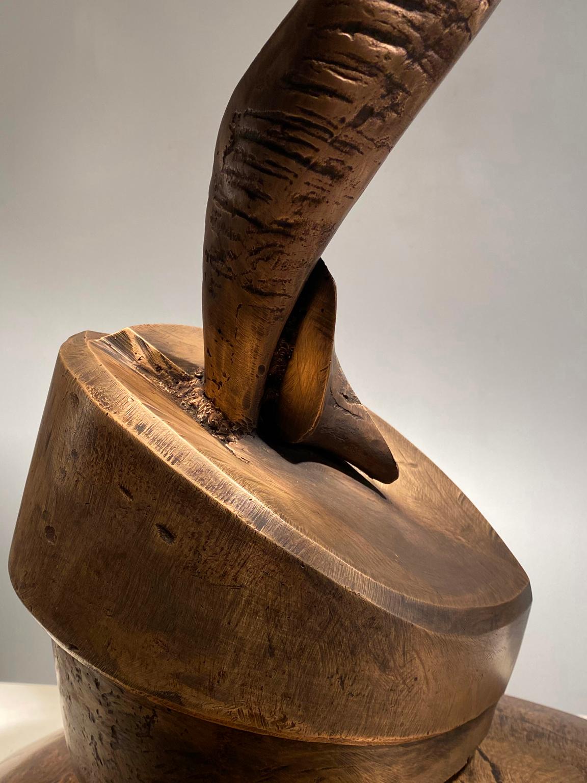 « AUGER (cornu) », sculpture abstraite industrielle en métal et pierre - Or Abstract Sculpture par John Van Alstine